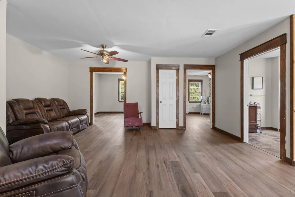 Single Family Residence For Sale in Kaufman County , 14847 N 3rd Street, Scurry, Texas 75158, 4 Bedroom, 3 Bathroom, 1 Garage spaces, 2,340 Sqft, built in 1978, mls#21405755, Real Estate Agent in Scurry, Homes For Sale in Kaufman county, Homes For Sale in Scurry, Realtor in Scurry Texas, Real Estate Brokerage Independent Realty Texas, Luminita Cordes Realtor