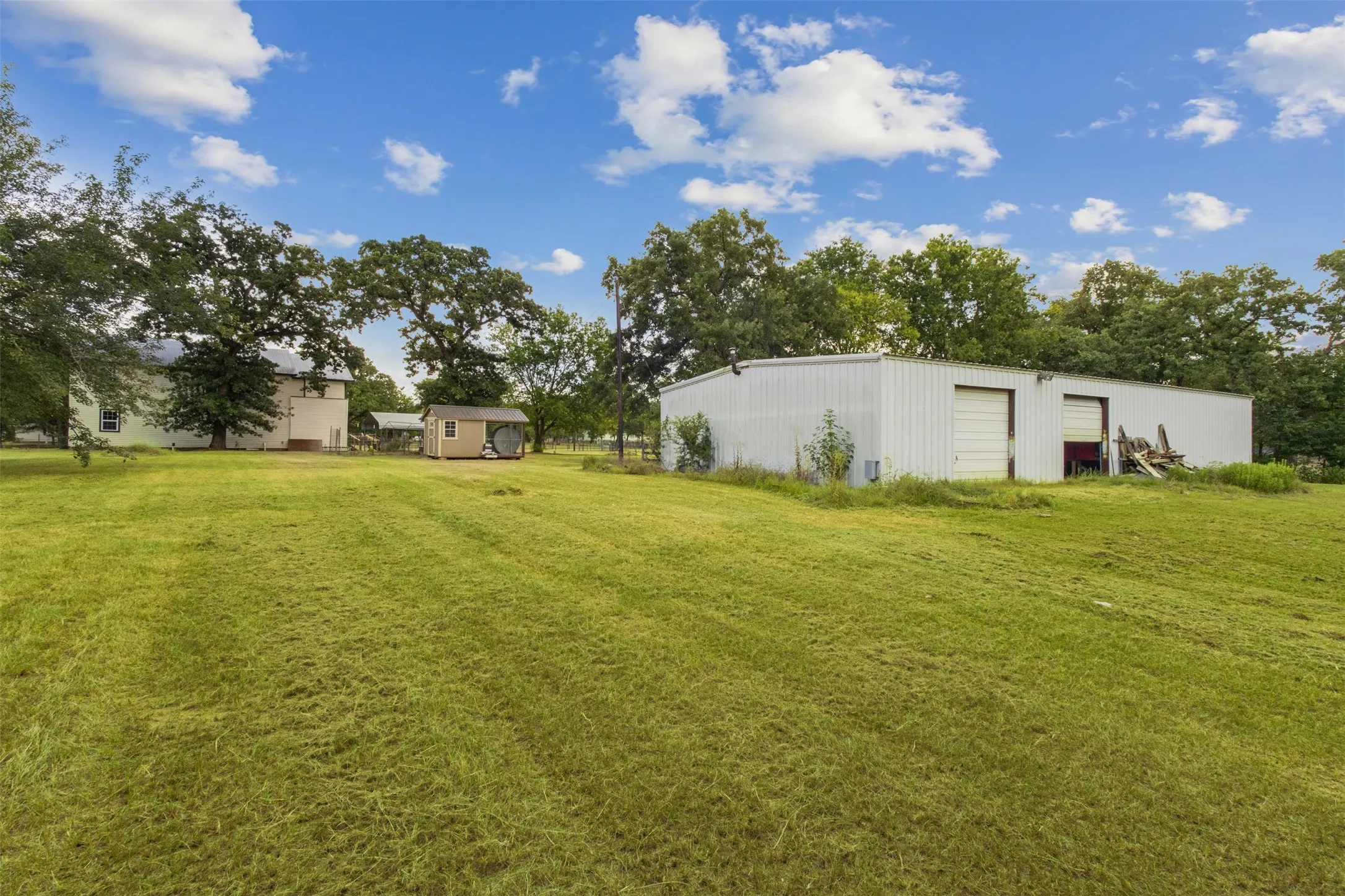 Single Family Residence For Sale in Kaufman County , 14847 N 3rd Street, Scurry, Texas 75158, 4 Bedroom, 3 Bathroom, 1 Garage spaces, 2,340 Sqft, built in 1978, mls#21405755, Real Estate Agent in Scurry, Homes For Sale in Kaufman county, Homes For Sale in Scurry, Realtor in Scurry Texas, Real Estate Brokerage Independent Realty Texas, Luminita Cordes Realtor