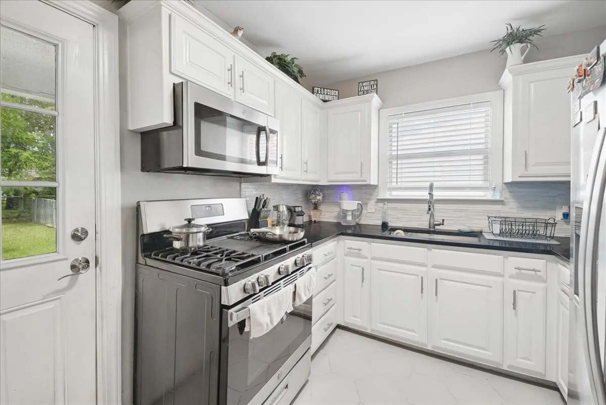 Single Family Residence For Sale in Tarrant County , 4006 Curzon Avenue, Fort Worth, Texas 76107, 2 Bedroom, 1 Bathroom, 1 Garage spaces, 805 Sqft, built in 1941, mls#21405759, Real Estate Agent in Fort Worth, Homes For Sale in Tarrant county, Homes For Sale in Fort Worth, Realtor in Fort Worth Texas, Real Estate Brokerage Independent Realty Texas, Luminita Cordes Realtor