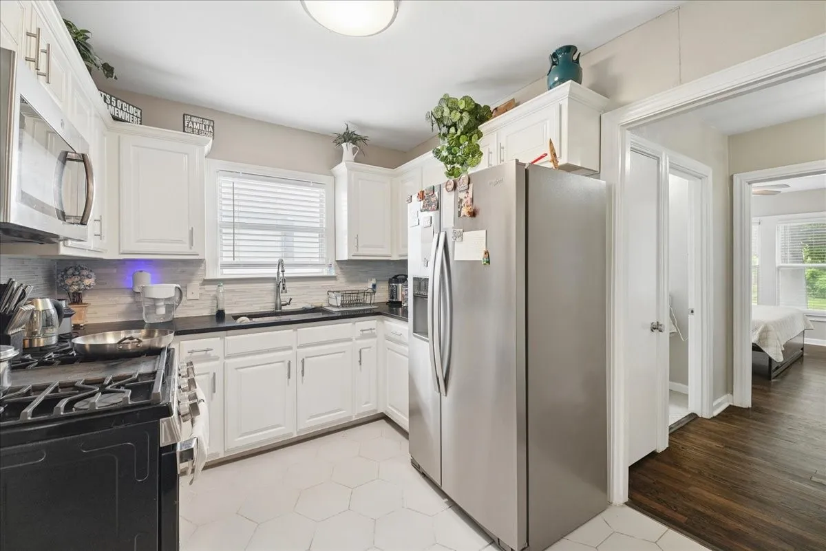Single Family Residence For Sale in Tarrant County , 4006 Curzon Avenue, Fort Worth, Texas 76107, 2 Bedroom, 1 Bathroom, 1 Garage spaces, 805 Sqft, built in 1941, mls#21405759, Real Estate Agent in Fort Worth, Homes For Sale in Tarrant county, Homes For Sale in Fort Worth, Realtor in Fort Worth Texas, Real Estate Brokerage Independent Realty Texas, Luminita Cordes Realtor