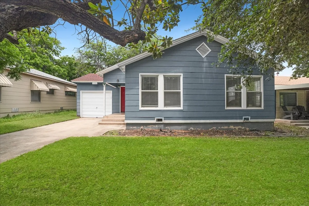 Single Family Residence For Sale in Tarrant County , 4006 Curzon Avenue, Fort Worth, Texas 76107, 2 Bedroom, 1 Bathroom, 1 Garage spaces, 805 Sqft, built in 1941, mls#21405759, Real Estate Agent in Fort Worth, Homes For Sale in Tarrant county, Homes For Sale in Fort Worth, Realtor in Fort Worth Texas, Real Estate Brokerage Independent Realty Texas, Luminita Cordes Realtor
