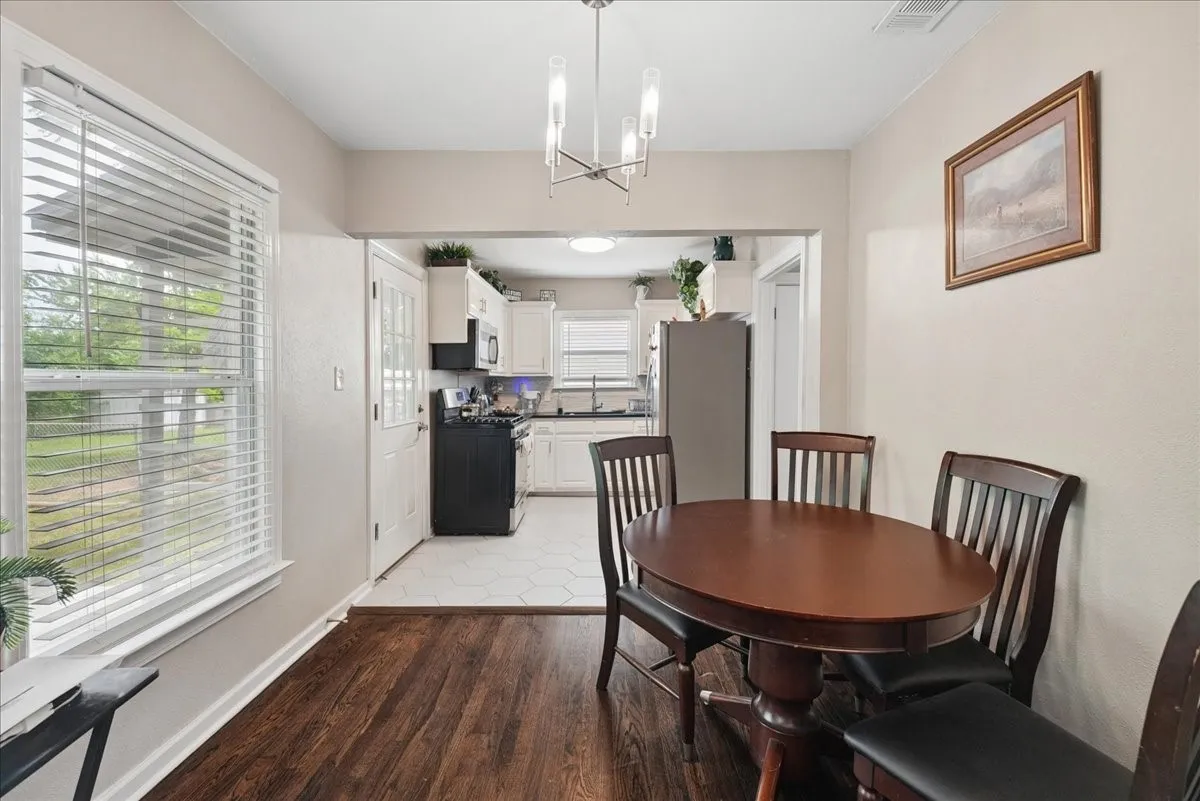 Single Family Residence For Sale in Tarrant County , 4006 Curzon Avenue, Fort Worth, Texas 76107, 2 Bedroom, 1 Bathroom, 1 Garage spaces, 805 Sqft, built in 1941, mls#21405759, Real Estate Agent in Fort Worth, Homes For Sale in Tarrant county, Homes For Sale in Fort Worth, Realtor in Fort Worth Texas, Real Estate Brokerage Independent Realty Texas, Luminita Cordes Realtor