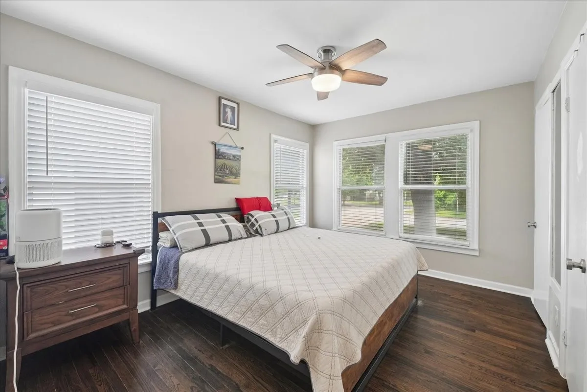Single Family Residence For Sale in Tarrant County , 4006 Curzon Avenue, Fort Worth, Texas 76107, 2 Bedroom, 1 Bathroom, 1 Garage spaces, 805 Sqft, built in 1941, mls#21405759, Real Estate Agent in Fort Worth, Homes For Sale in Tarrant county, Homes For Sale in Fort Worth, Realtor in Fort Worth Texas, Real Estate Brokerage Independent Realty Texas, Luminita Cordes Realtor