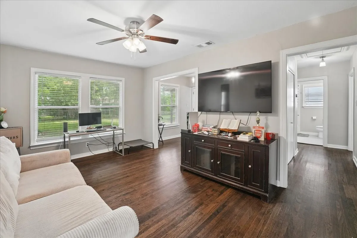 Single Family Residence For Sale in Tarrant County , 4006 Curzon Avenue, Fort Worth, Texas 76107, 2 Bedroom, 1 Bathroom, 1 Garage spaces, 805 Sqft, built in 1941, mls#21405759, Real Estate Agent in Fort Worth, Homes For Sale in Tarrant county, Homes For Sale in Fort Worth, Realtor in Fort Worth Texas, Real Estate Brokerage Independent Realty Texas, Luminita Cordes Realtor