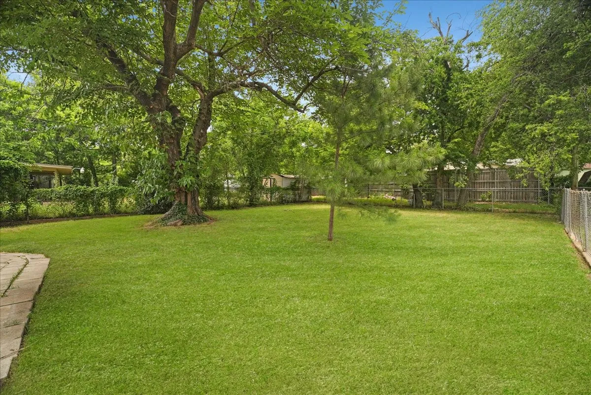 Single Family Residence For Sale in Tarrant County , 4006 Curzon Avenue, Fort Worth, Texas 76107, 2 Bedroom, 1 Bathroom, 1 Garage spaces, 805 Sqft, built in 1941, mls#21405759, Real Estate Agent in Fort Worth, Homes For Sale in Tarrant county, Homes For Sale in Fort Worth, Realtor in Fort Worth Texas, Real Estate Brokerage Independent Realty Texas, Luminita Cordes Realtor