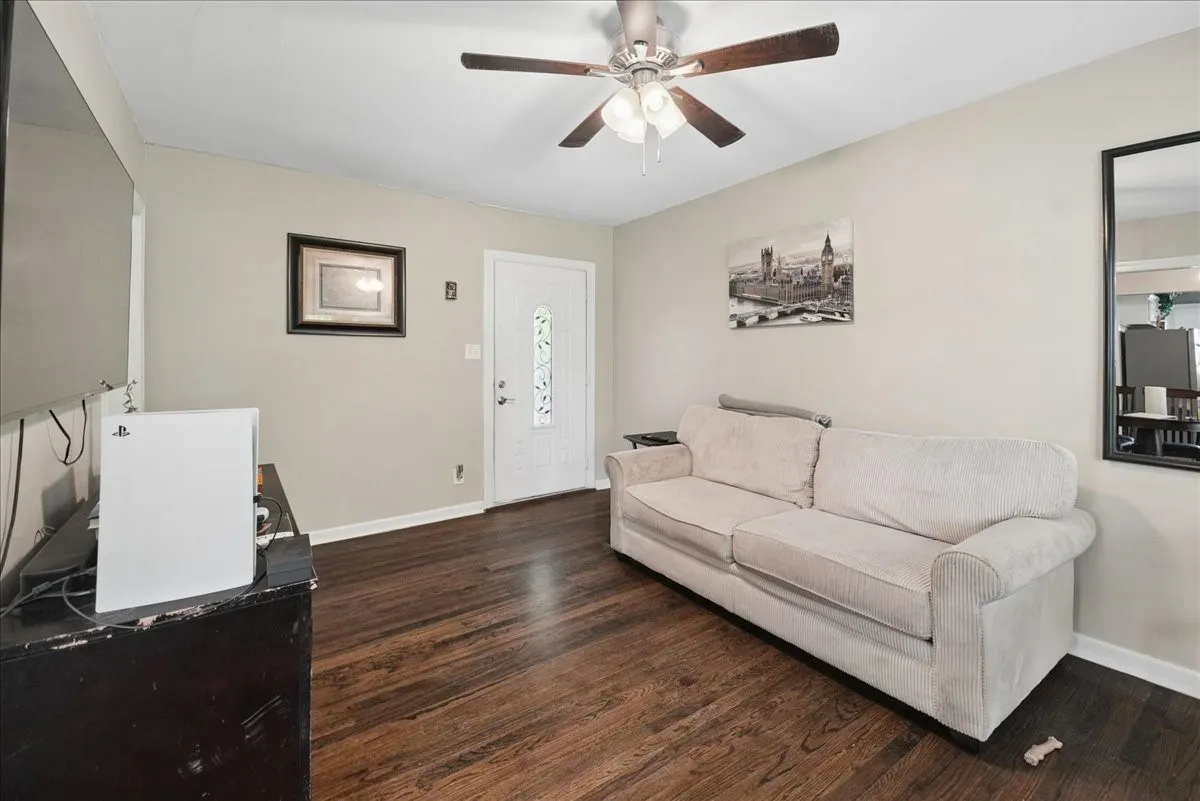 Single Family Residence For Sale in Tarrant County , 4006 Curzon Avenue, Fort Worth, Texas 76107, 2 Bedroom, 1 Bathroom, 1 Garage spaces, 805 Sqft, built in 1941, mls#21405759, Real Estate Agent in Fort Worth, Homes For Sale in Tarrant county, Homes For Sale in Fort Worth, Realtor in Fort Worth Texas, Real Estate Brokerage Independent Realty Texas, Luminita Cordes Realtor