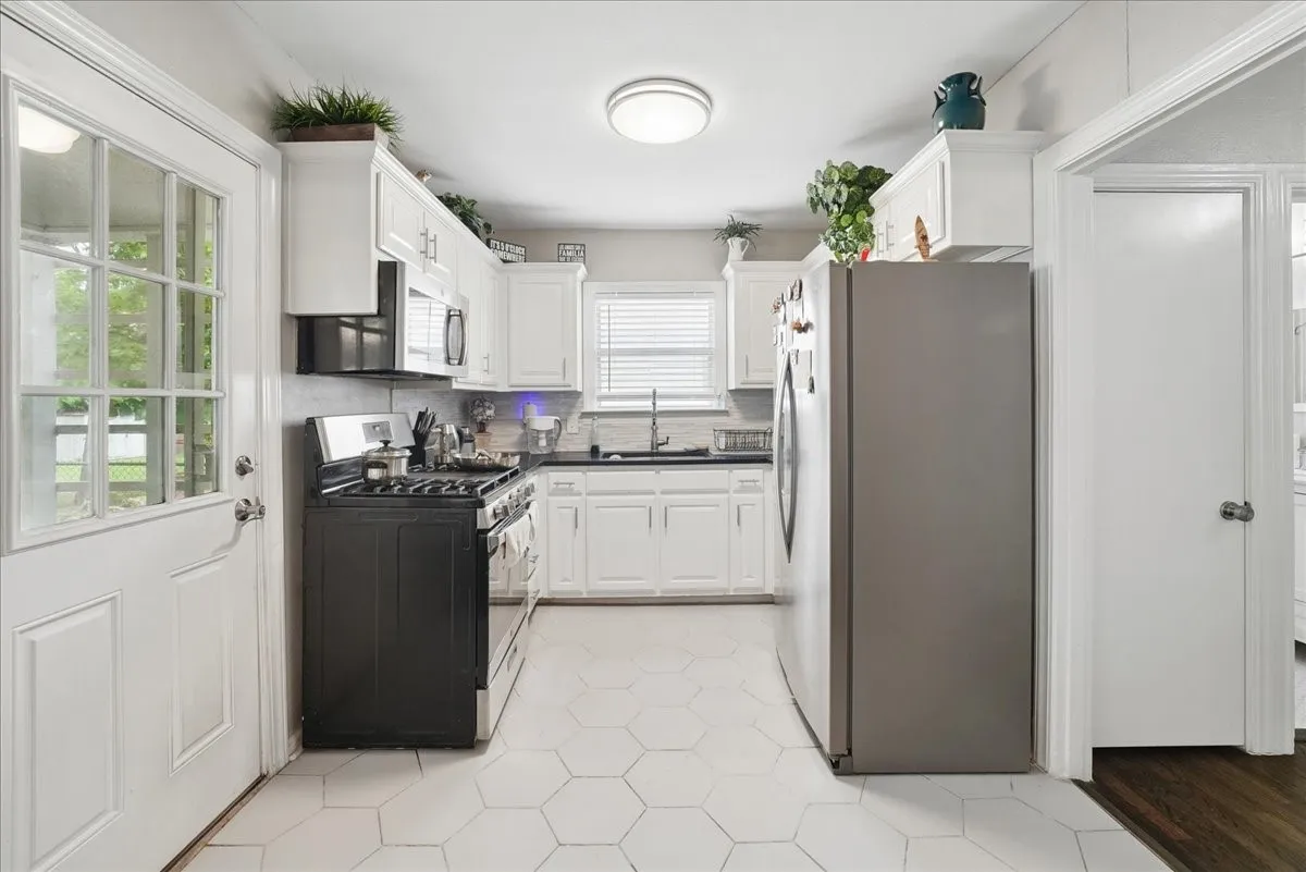 Single Family Residence For Sale in Tarrant County , 4006 Curzon Avenue, Fort Worth, Texas 76107, 2 Bedroom, 1 Bathroom, 1 Garage spaces, 805 Sqft, built in 1941, mls#21405759, Real Estate Agent in Fort Worth, Homes For Sale in Tarrant county, Homes For Sale in Fort Worth, Realtor in Fort Worth Texas, Real Estate Brokerage Independent Realty Texas, Luminita Cordes Realtor