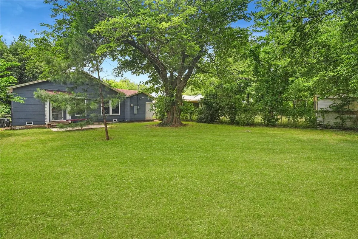 Single Family Residence For Sale in Tarrant County , 4006 Curzon Avenue, Fort Worth, Texas 76107, 2 Bedroom, 1 Bathroom, 1 Garage spaces, 805 Sqft, built in 1941, mls#21405759, Real Estate Agent in Fort Worth, Homes For Sale in Tarrant county, Homes For Sale in Fort Worth, Realtor in Fort Worth Texas, Real Estate Brokerage Independent Realty Texas, Luminita Cordes Realtor