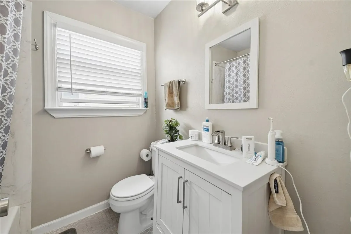 Single Family Residence For Sale in Tarrant County , 4006 Curzon Avenue, Fort Worth, Texas 76107, 2 Bedroom, 1 Bathroom, 1 Garage spaces, 805 Sqft, built in 1941, mls#21405759, Real Estate Agent in Fort Worth, Homes For Sale in Tarrant county, Homes For Sale in Fort Worth, Realtor in Fort Worth Texas, Real Estate Brokerage Independent Realty Texas, Luminita Cordes Realtor