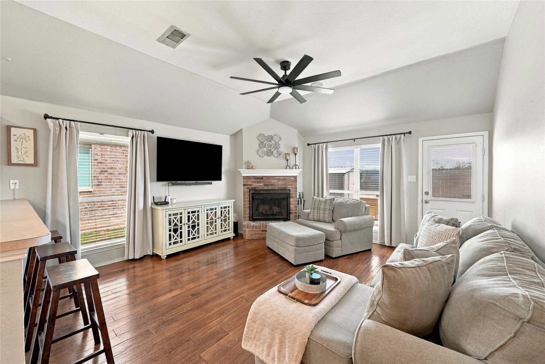 Single Family Residence For Sale in Ellis County , 506 Timber Drive, Waxahachie, Texas 75165, 4 Bedroom, 2 Bathroom, 2 Garage spaces, 1,880 Sqft, built in 2004, mls#21405058, Real Estate Agent in Waxahachie, Homes For Sale in Ellis county, Homes For Sale in Waxahachie, Realtor in Waxahachie Texas, Real Estate Brokerage Independent Realty Texas, Luminita Cordes Realtor