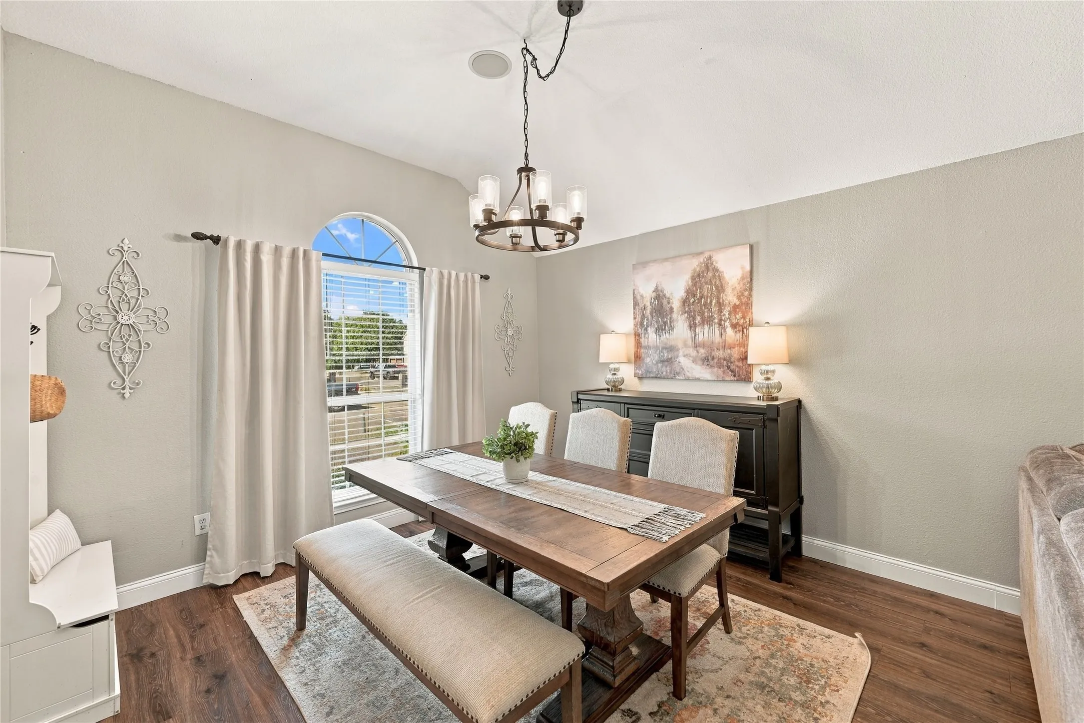 Single Family Residence For Sale in Ellis County , 506 Timber Drive, Waxahachie, Texas 75165, 4 Bedroom, 2 Bathroom, 2 Garage spaces, 1,880 Sqft, built in 2004, mls#21405058, Real Estate Agent in Waxahachie, Homes For Sale in Ellis county, Homes For Sale in Waxahachie, Realtor in Waxahachie Texas, Real Estate Brokerage Independent Realty Texas, Luminita Cordes Realtor