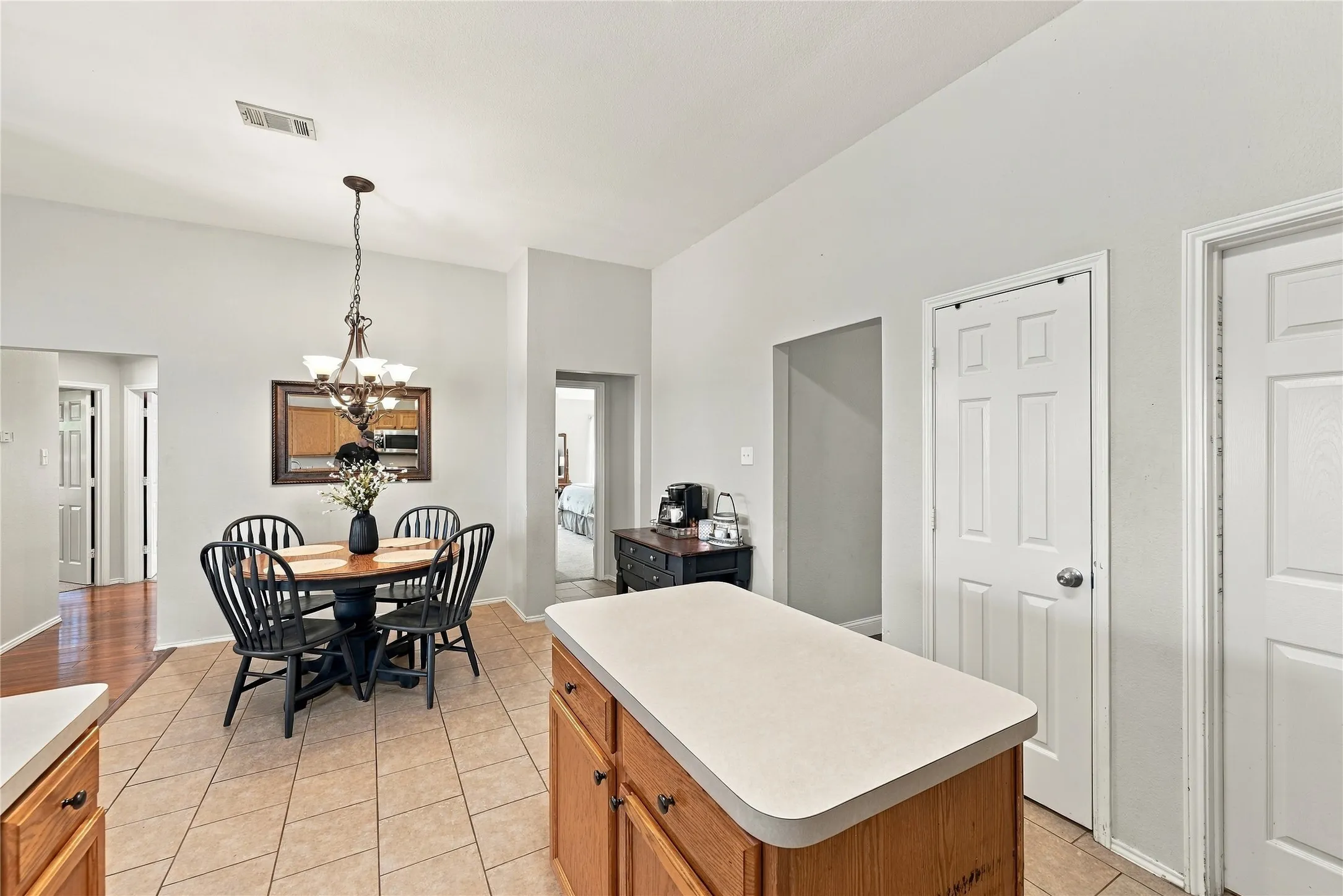 Single Family Residence For Sale in Ellis County , 506 Timber Drive, Waxahachie, Texas 75165, 4 Bedroom, 2 Bathroom, 2 Garage spaces, 1,880 Sqft, built in 2004, mls#21405058, Real Estate Agent in Waxahachie, Homes For Sale in Ellis county, Homes For Sale in Waxahachie, Realtor in Waxahachie Texas, Real Estate Brokerage Independent Realty Texas, Luminita Cordes Realtor