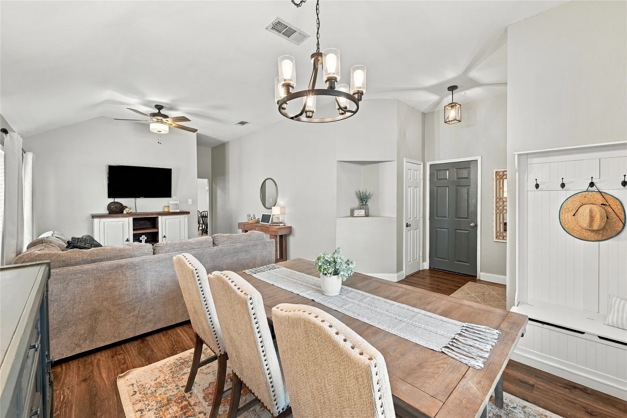 Single Family Residence For Sale in Ellis County , 506 Timber Drive, Waxahachie, Texas 75165, 4 Bedroom, 2 Bathroom, 2 Garage spaces, 1,880 Sqft, built in 2004, mls#21405058, Real Estate Agent in Waxahachie, Homes For Sale in Ellis county, Homes For Sale in Waxahachie, Realtor in Waxahachie Texas, Real Estate Brokerage Independent Realty Texas, Luminita Cordes Realtor