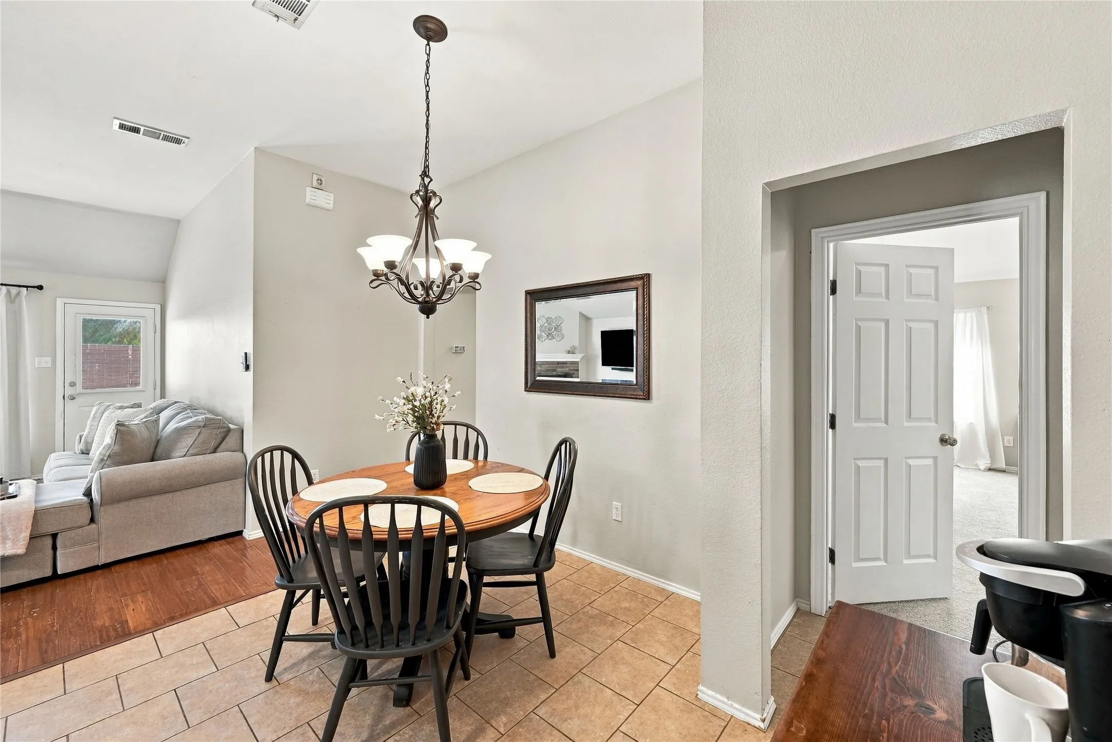 Single Family Residence For Sale in Ellis County , 506 Timber Drive, Waxahachie, Texas 75165, 4 Bedroom, 2 Bathroom, 2 Garage spaces, 1,880 Sqft, built in 2004, mls#21405058, Real Estate Agent in Waxahachie, Homes For Sale in Ellis county, Homes For Sale in Waxahachie, Realtor in Waxahachie Texas, Real Estate Brokerage Independent Realty Texas, Luminita Cordes Realtor