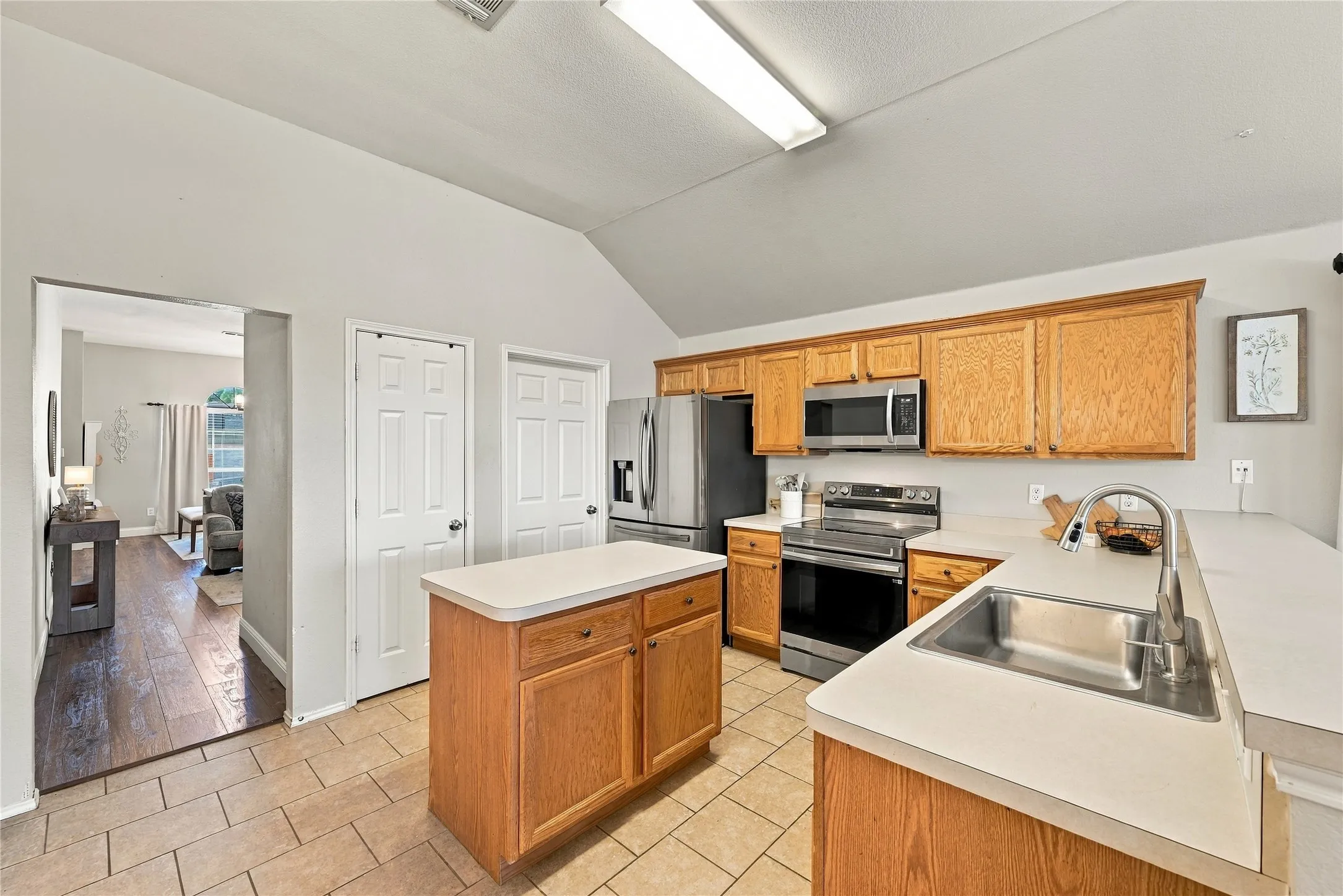 Single Family Residence For Sale in Ellis County , 506 Timber Drive, Waxahachie, Texas 75165, 4 Bedroom, 2 Bathroom, 2 Garage spaces, 1,880 Sqft, built in 2004, mls#21405058, Real Estate Agent in Waxahachie, Homes For Sale in Ellis county, Homes For Sale in Waxahachie, Realtor in Waxahachie Texas, Real Estate Brokerage Independent Realty Texas, Luminita Cordes Realtor