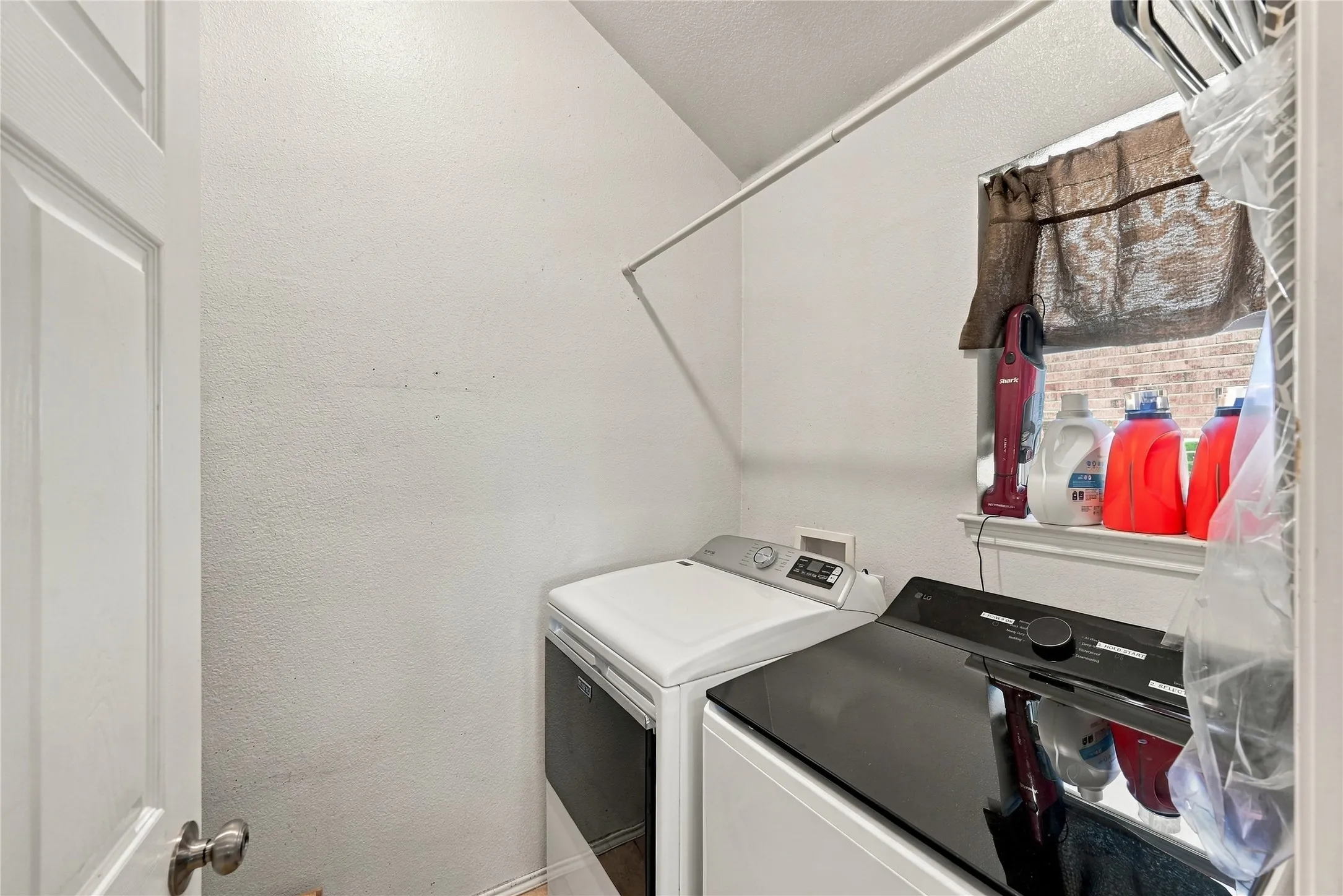 Single Family Residence For Sale in Ellis County , 506 Timber Drive, Waxahachie, Texas 75165, 4 Bedroom, 2 Bathroom, 2 Garage spaces, 1,880 Sqft, built in 2004, mls#21405058, Real Estate Agent in Waxahachie, Homes For Sale in Ellis county, Homes For Sale in Waxahachie, Realtor in Waxahachie Texas, Real Estate Brokerage Independent Realty Texas, Luminita Cordes Realtor