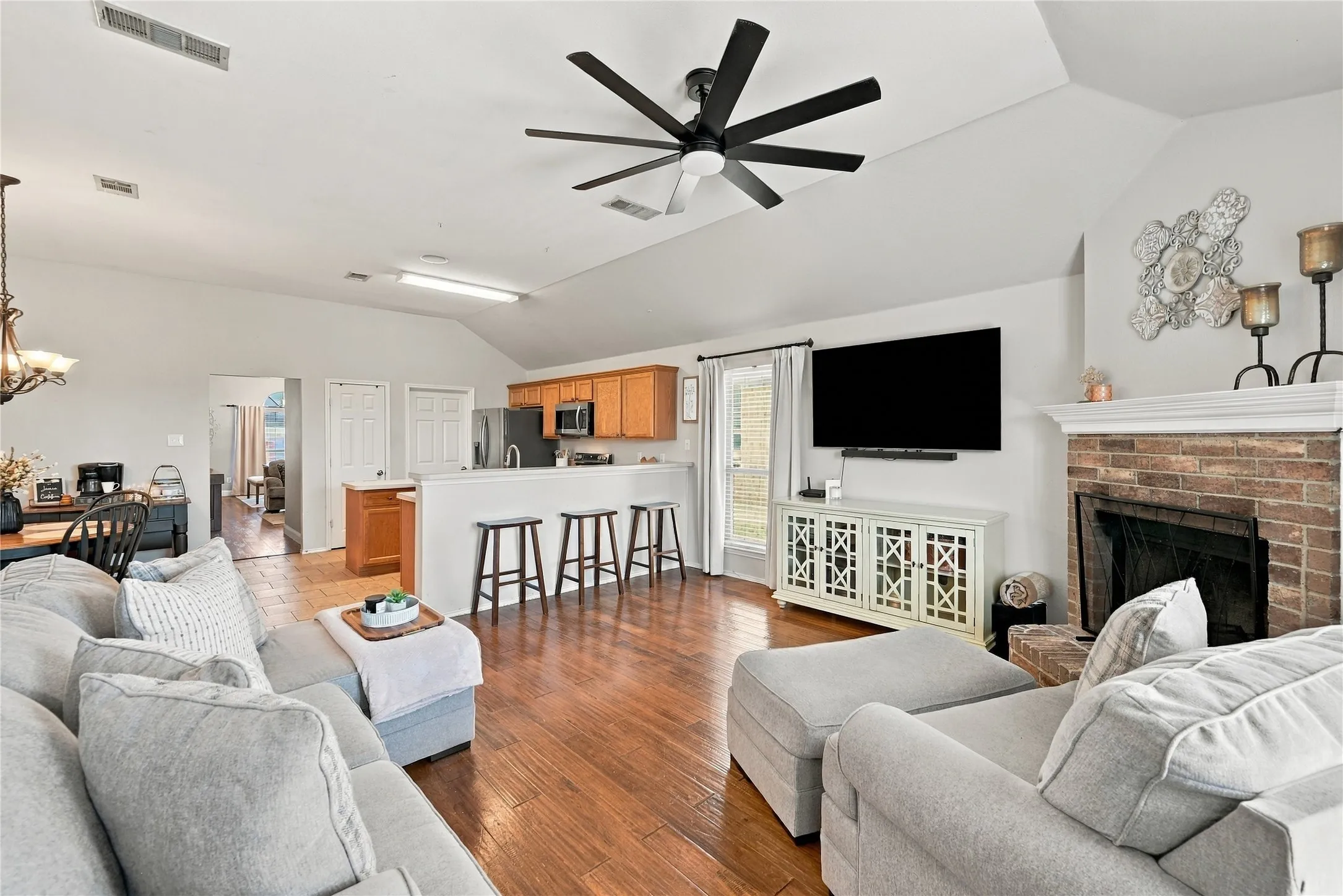Single Family Residence For Sale in Ellis County , 506 Timber Drive, Waxahachie, Texas 75165, 4 Bedroom, 2 Bathroom, 2 Garage spaces, 1,880 Sqft, built in 2004, mls#21405058, Real Estate Agent in Waxahachie, Homes For Sale in Ellis county, Homes For Sale in Waxahachie, Realtor in Waxahachie Texas, Real Estate Brokerage Independent Realty Texas, Luminita Cordes Realtor