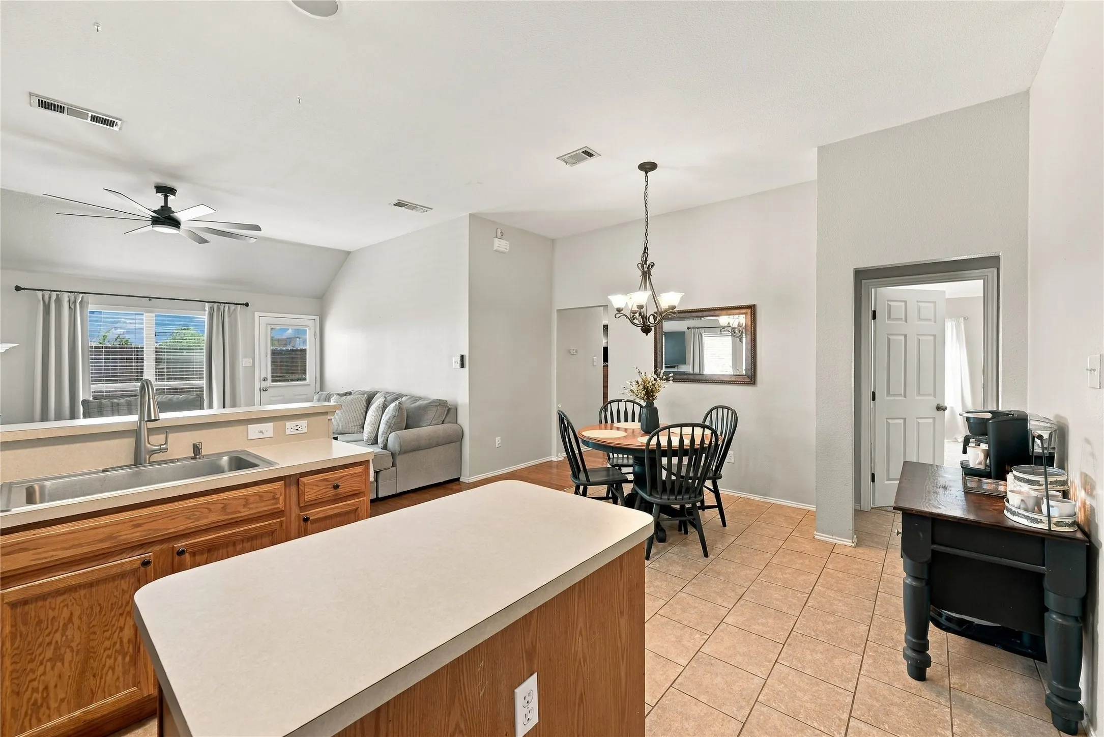 Single Family Residence For Sale in Ellis County , 506 Timber Drive, Waxahachie, Texas 75165, 4 Bedroom, 2 Bathroom, 2 Garage spaces, 1,880 Sqft, built in 2004, mls#21405058, Real Estate Agent in Waxahachie, Homes For Sale in Ellis county, Homes For Sale in Waxahachie, Realtor in Waxahachie Texas, Real Estate Brokerage Independent Realty Texas, Luminita Cordes Realtor