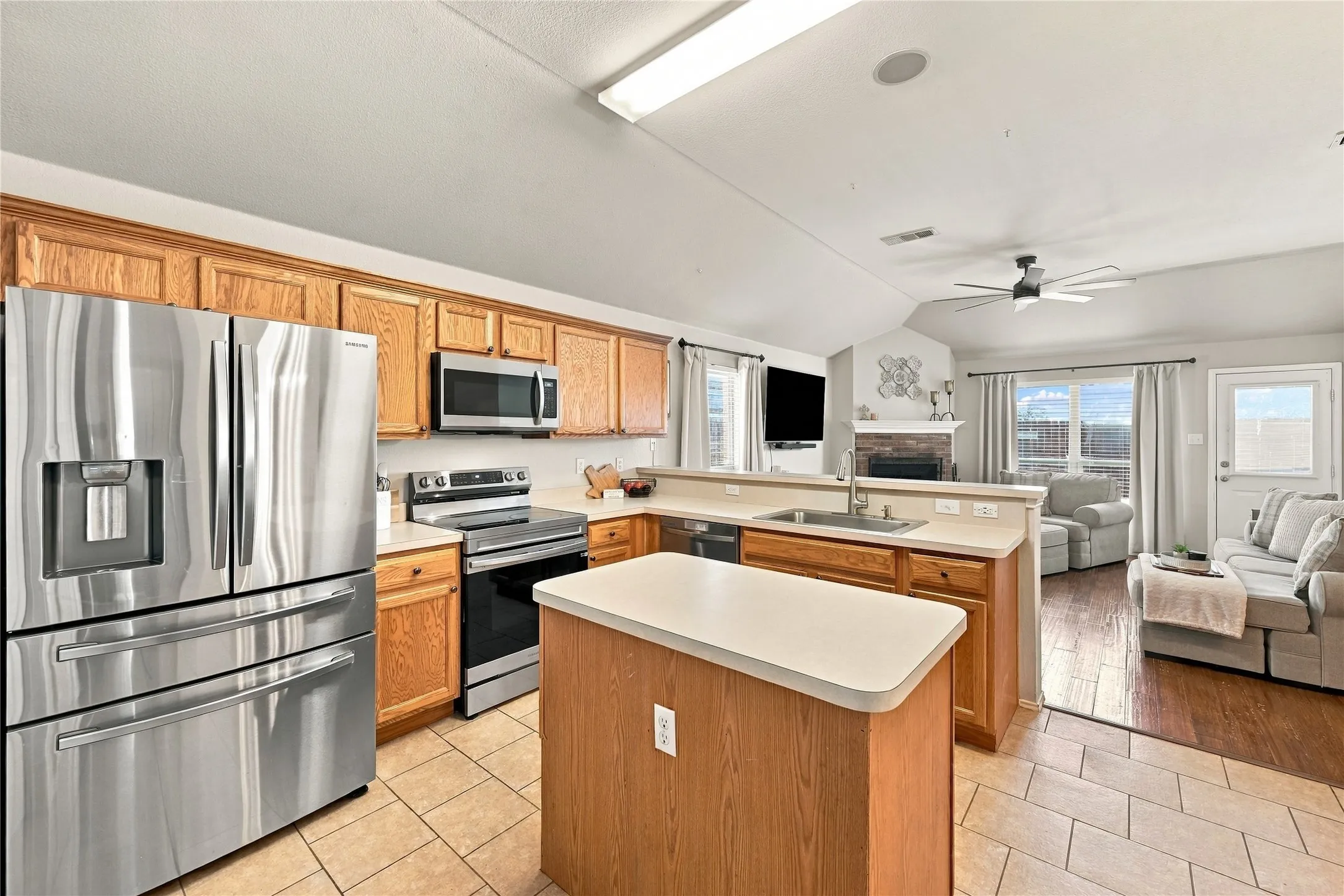 Single Family Residence For Sale in Ellis County , 506 Timber Drive, Waxahachie, Texas 75165, 4 Bedroom, 2 Bathroom, 2 Garage spaces, 1,880 Sqft, built in 2004, mls#21405058, Real Estate Agent in Waxahachie, Homes For Sale in Ellis county, Homes For Sale in Waxahachie, Realtor in Waxahachie Texas, Real Estate Brokerage Independent Realty Texas, Luminita Cordes Realtor