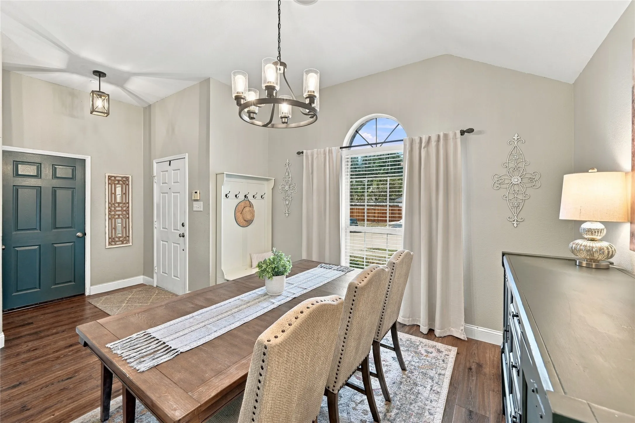 Single Family Residence For Sale in Ellis County , 506 Timber Drive, Waxahachie, Texas 75165, 4 Bedroom, 2 Bathroom, 2 Garage spaces, 1,880 Sqft, built in 2004, mls#21405058, Real Estate Agent in Waxahachie, Homes For Sale in Ellis county, Homes For Sale in Waxahachie, Realtor in Waxahachie Texas, Real Estate Brokerage Independent Realty Texas, Luminita Cordes Realtor