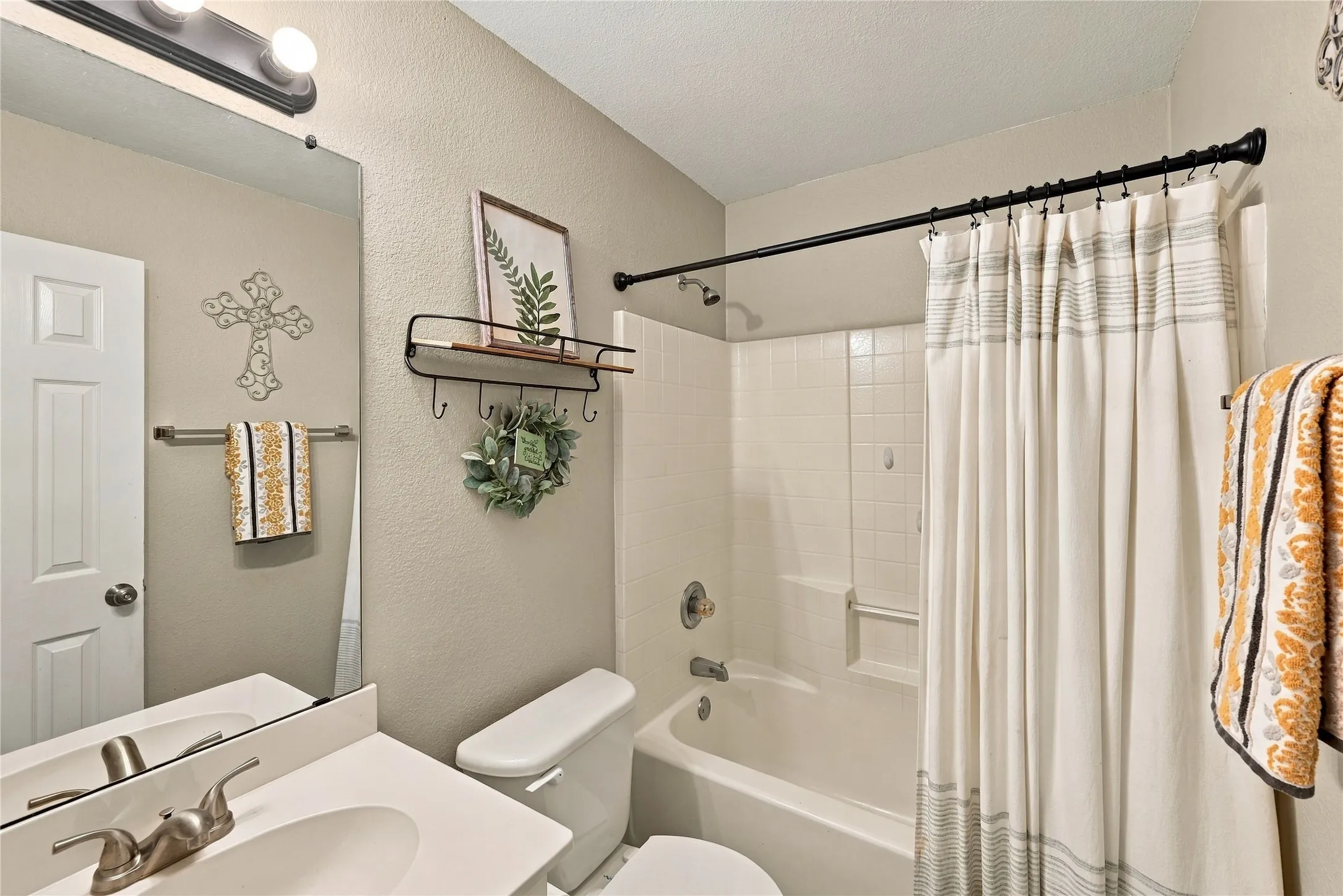 Single Family Residence For Sale in Ellis County , 506 Timber Drive, Waxahachie, Texas 75165, 4 Bedroom, 2 Bathroom, 2 Garage spaces, 1,880 Sqft, built in 2004, mls#21405058, Real Estate Agent in Waxahachie, Homes For Sale in Ellis county, Homes For Sale in Waxahachie, Realtor in Waxahachie Texas, Real Estate Brokerage Independent Realty Texas, Luminita Cordes Realtor