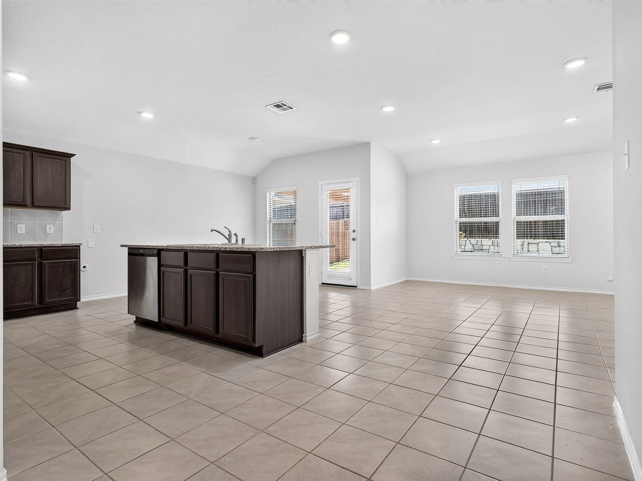 Single Family Residence For Rent in Collin County , 1111 Meadow Side Drive, Princeton, Texas 75407, 4 Bedroom, 2 Bathroom, 2 Garage spaces, 1,567 Sqft, built in 2018, mls#21405764, Real Estate Agent in Princeton, Homes For Rent in Collin county, Homes For Rent in Princeton, Realtor in Princeton Texas, Real Estate Brokerage Independent Realty Texas, Luminita Cordes Realtor