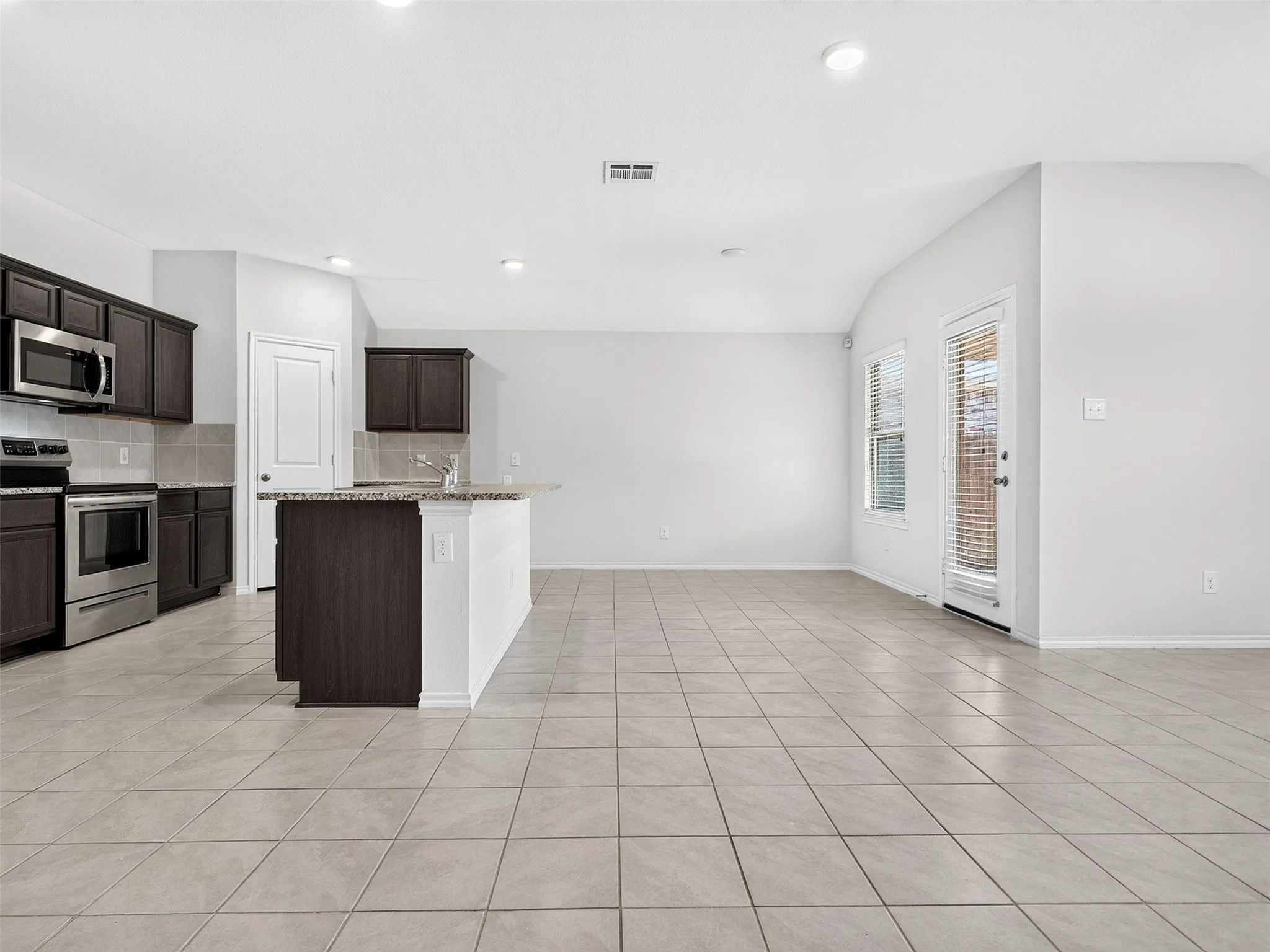 Single Family Residence For Rent in Collin County , 1111 Meadow Side Drive, Princeton, Texas 75407, 4 Bedroom, 2 Bathroom, 2 Garage spaces, 1,567 Sqft, built in 2018, mls#21405764, Real Estate Agent in Princeton, Homes For Rent in Collin county, Homes For Rent in Princeton, Realtor in Princeton Texas, Real Estate Brokerage Independent Realty Texas, Luminita Cordes Realtor