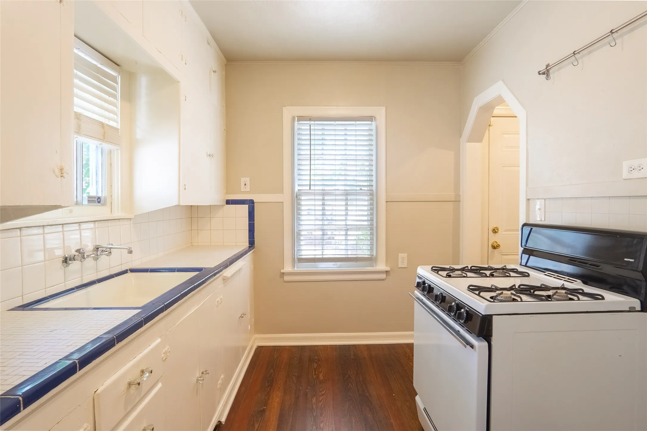 Duplex For Rent in Tarrant County , 1558 W Shaw, Fort Worth, Texas 76110, 1 Bedroom, 1 Bathroom, 1 Garage spaces, 862 Sqft, built in 1940, mls#21405767, Real Estate Agent in Fort Worth, Homes For Rent in Tarrant county, Homes For Rent in Fort Worth, Realtor in Fort Worth Texas, Real Estate Brokerage Independent Realty Texas, Luminita Cordes Realtor
