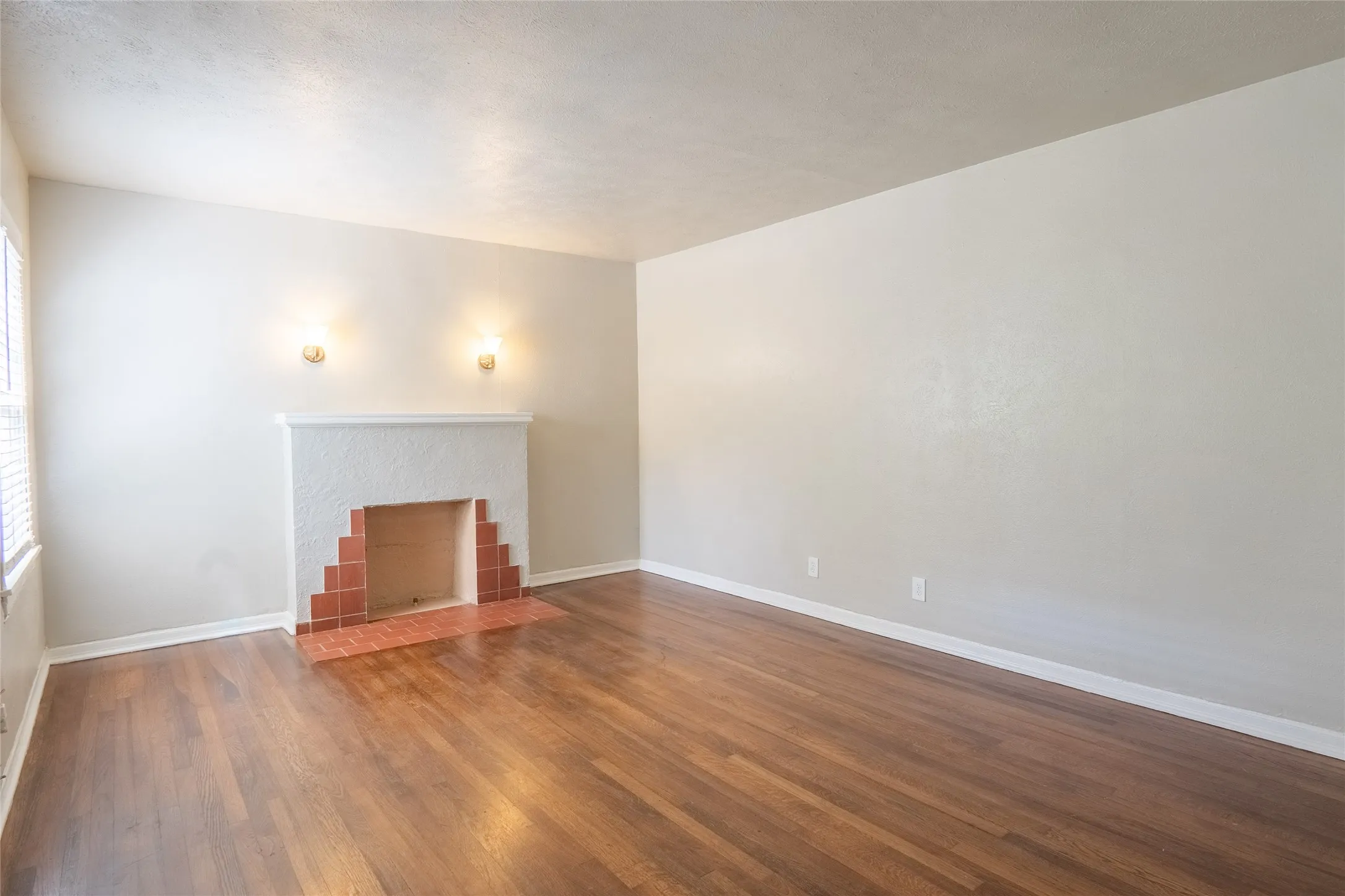 Duplex For Rent in Tarrant County , 1558 W Shaw, Fort Worth, Texas 76110, 1 Bedroom, 1 Bathroom, 1 Garage spaces, 862 Sqft, built in 1940, mls#21405767, Real Estate Agent in Fort Worth, Homes For Rent in Tarrant county, Homes For Rent in Fort Worth, Realtor in Fort Worth Texas, Real Estate Brokerage Independent Realty Texas, Luminita Cordes Realtor