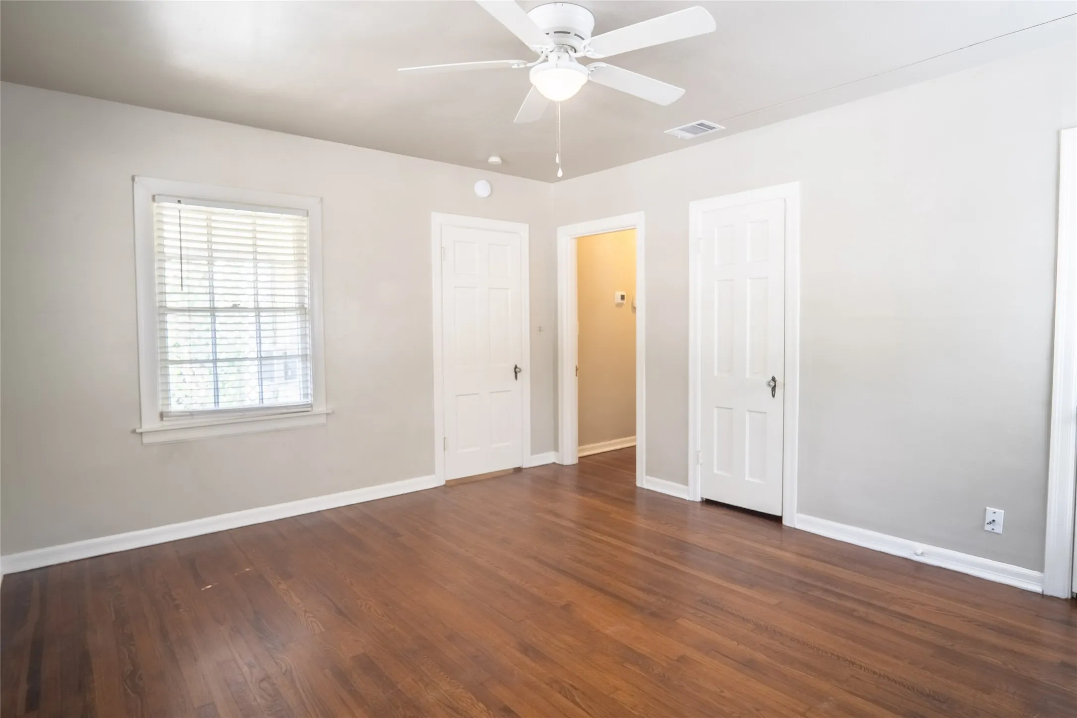 Duplex For Rent in Tarrant County , 1558 W Shaw, Fort Worth, Texas 76110, 1 Bedroom, 1 Bathroom, 1 Garage spaces, 862 Sqft, built in 1940, mls#21405767, Real Estate Agent in Fort Worth, Homes For Rent in Tarrant county, Homes For Rent in Fort Worth, Realtor in Fort Worth Texas, Real Estate Brokerage Independent Realty Texas, Luminita Cordes Realtor