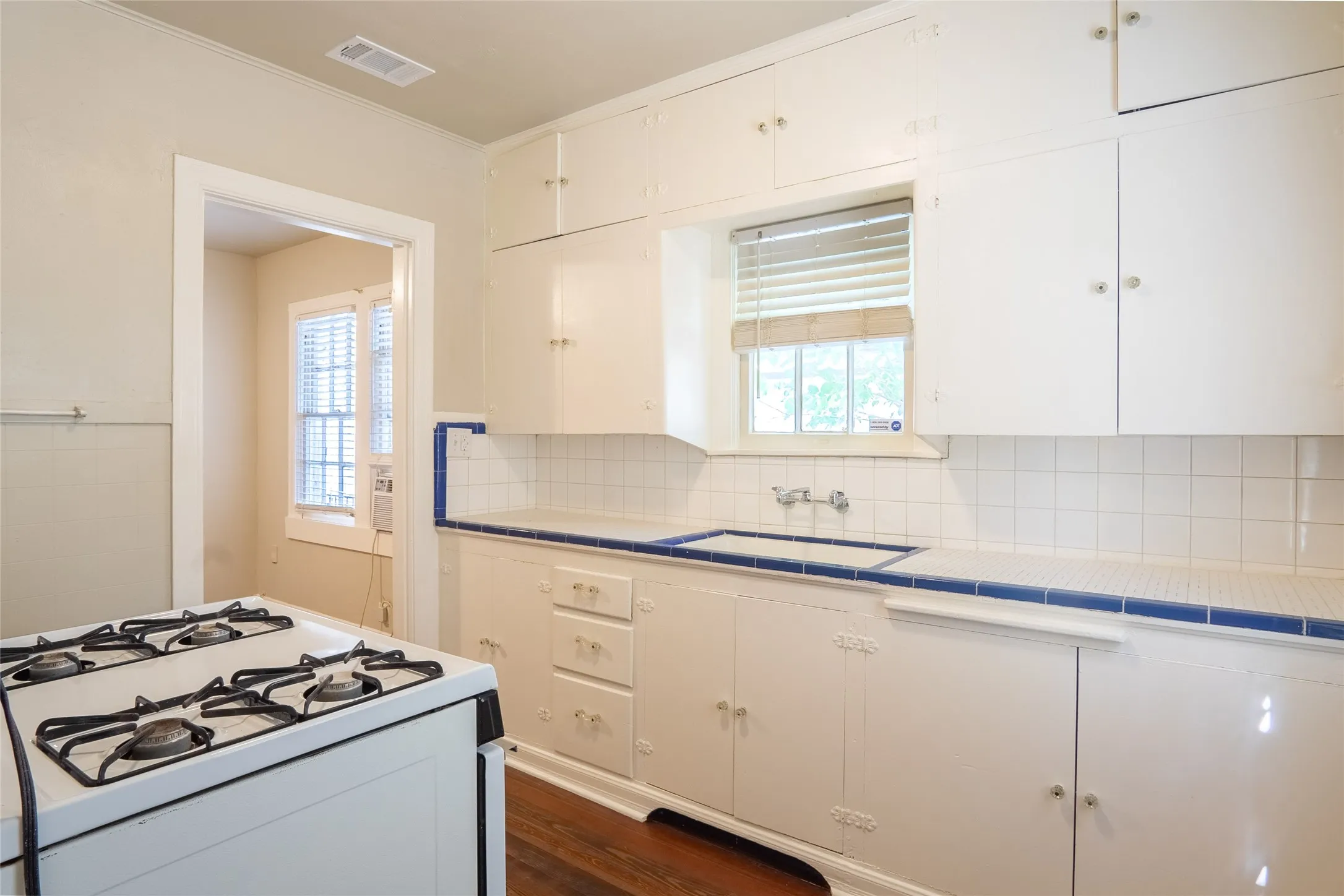 Duplex For Rent in Tarrant County , 1558 W Shaw, Fort Worth, Texas 76110, 1 Bedroom, 1 Bathroom, 1 Garage spaces, 862 Sqft, built in 1940, mls#21405767, Real Estate Agent in Fort Worth, Homes For Rent in Tarrant county, Homes For Rent in Fort Worth, Realtor in Fort Worth Texas, Real Estate Brokerage Independent Realty Texas, Luminita Cordes Realtor