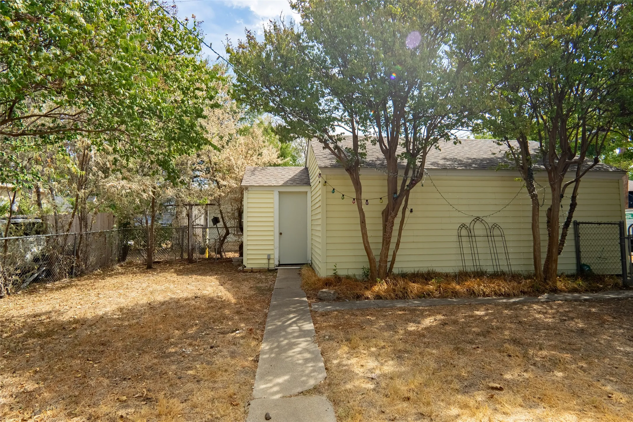 Duplex For Rent in Tarrant County , 1558 W Shaw, Fort Worth, Texas 76110, 1 Bedroom, 1 Bathroom, 1 Garage spaces, 862 Sqft, built in 1940, mls#21405767, Real Estate Agent in Fort Worth, Homes For Rent in Tarrant county, Homes For Rent in Fort Worth, Realtor in Fort Worth Texas, Real Estate Brokerage Independent Realty Texas, Luminita Cordes Realtor