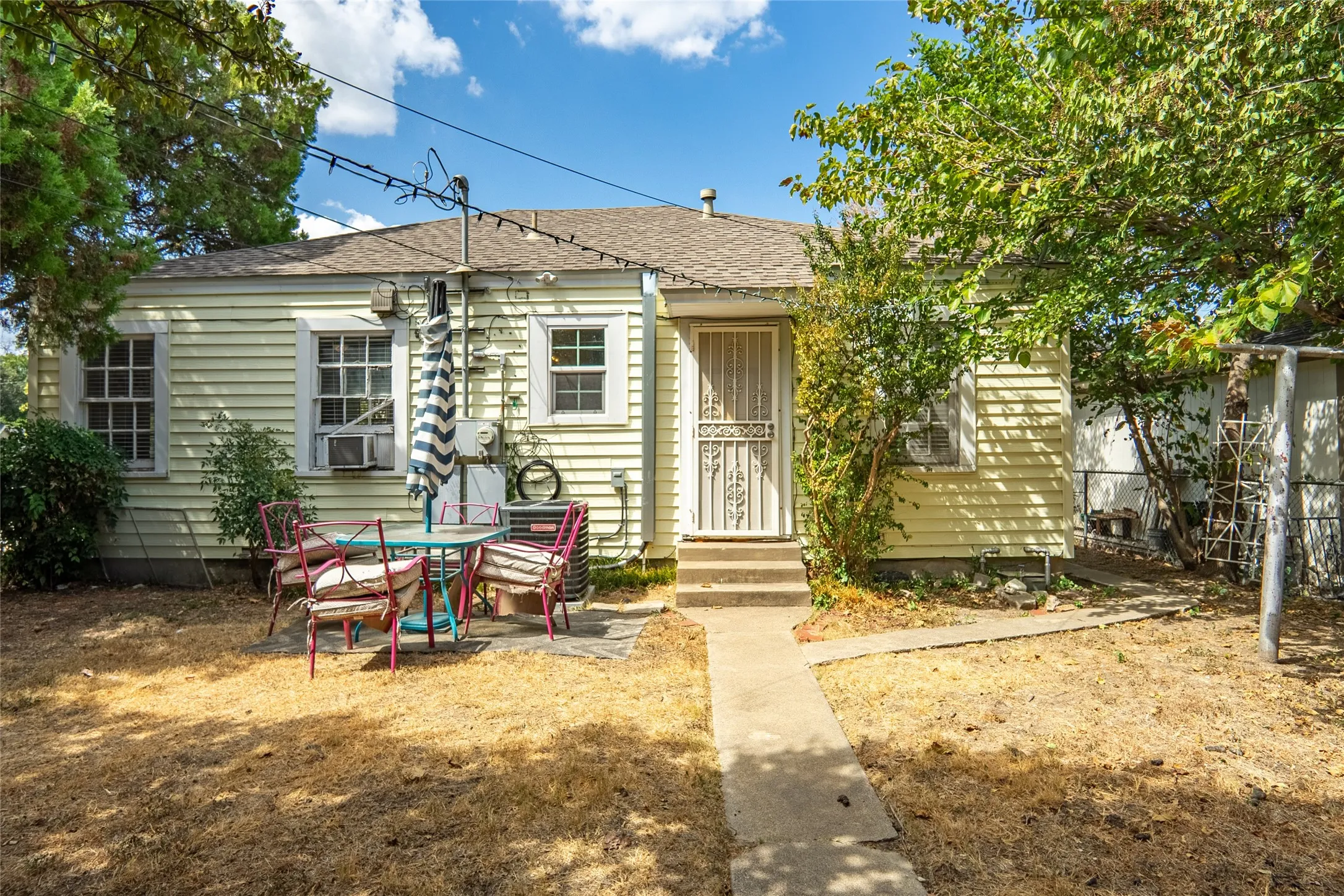 Duplex For Rent in Tarrant County , 1558 W Shaw, Fort Worth, Texas 76110, 1 Bedroom, 1 Bathroom, 1 Garage spaces, 862 Sqft, built in 1940, mls#21405767, Real Estate Agent in Fort Worth, Homes For Rent in Tarrant county, Homes For Rent in Fort Worth, Realtor in Fort Worth Texas, Real Estate Brokerage Independent Realty Texas, Luminita Cordes Realtor