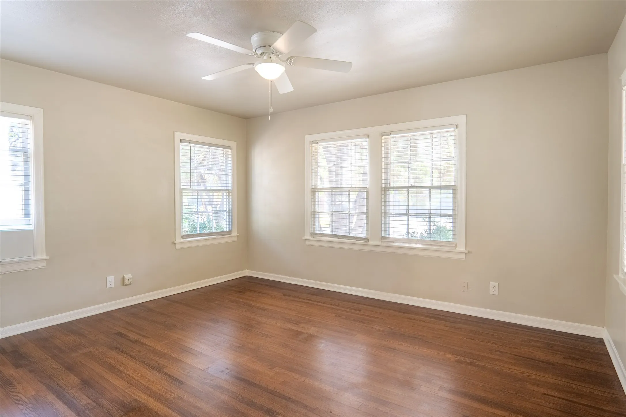 Duplex For Rent in Tarrant County , 1558 W Shaw, Fort Worth, Texas 76110, 1 Bedroom, 1 Bathroom, 1 Garage spaces, 862 Sqft, built in 1940, mls#21405767, Real Estate Agent in Fort Worth, Homes For Rent in Tarrant county, Homes For Rent in Fort Worth, Realtor in Fort Worth Texas, Real Estate Brokerage Independent Realty Texas, Luminita Cordes Realtor