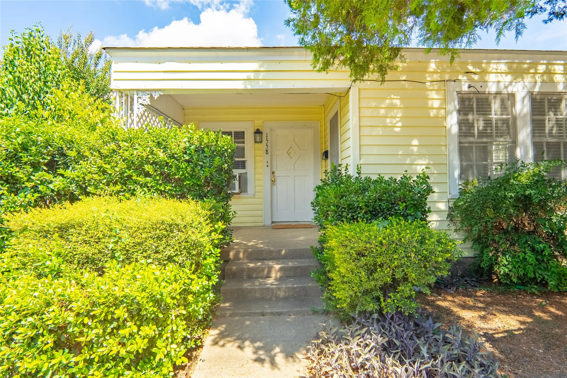 Duplex For Rent in Tarrant County , 1558 W Shaw, Fort Worth, Texas 76110, 1 Bedroom, 1 Bathroom, 1 Garage spaces, 862 Sqft, built in 1940, mls#21405767, Real Estate Agent in Fort Worth, Homes For Rent in Tarrant county, Homes For Rent in Fort Worth, Realtor in Fort Worth Texas, Real Estate Brokerage Independent Realty Texas, Luminita Cordes Realtor