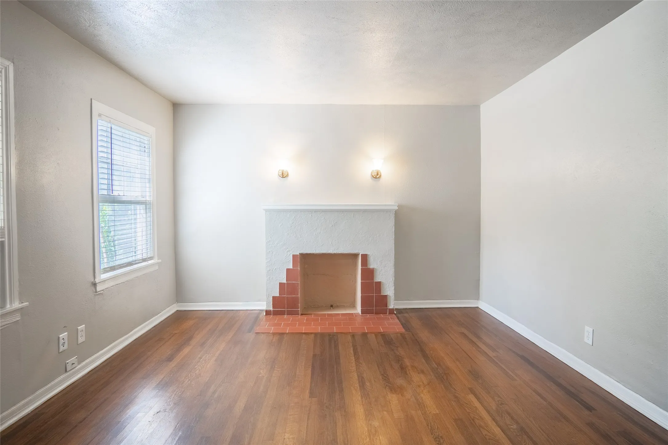 Duplex For Rent in Tarrant County , 1558 W Shaw, Fort Worth, Texas 76110, 1 Bedroom, 1 Bathroom, 1 Garage spaces, 862 Sqft, built in 1940, mls#21405767, Real Estate Agent in Fort Worth, Homes For Rent in Tarrant county, Homes For Rent in Fort Worth, Realtor in Fort Worth Texas, Real Estate Brokerage Independent Realty Texas, Luminita Cordes Realtor