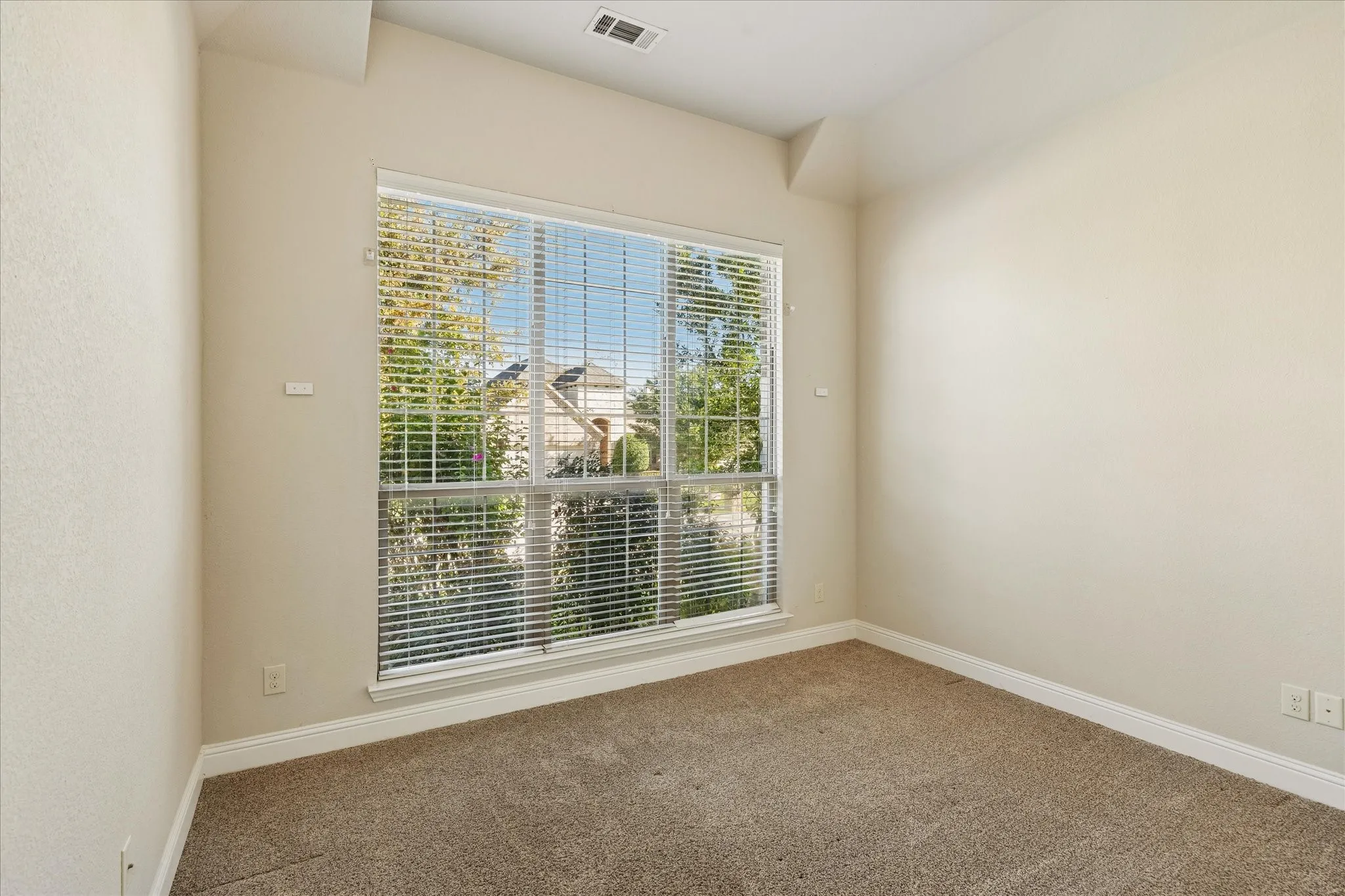 Single Family Residence For Sale in Tarrant County , 3020 Waterfall Drive, Fort Worth, Texas 76177, 3 Bedroom, 2 Bathroom, 2 Garage spaces, 2,158 Sqft, built in 2015, mls#21405540, Real Estate Agent in Fort Worth, Homes For Sale in Tarrant county, Homes For Sale in Fort Worth, Realtor in Fort Worth Texas, Real Estate Brokerage Independent Realty Texas, Luminita Cordes Realtor