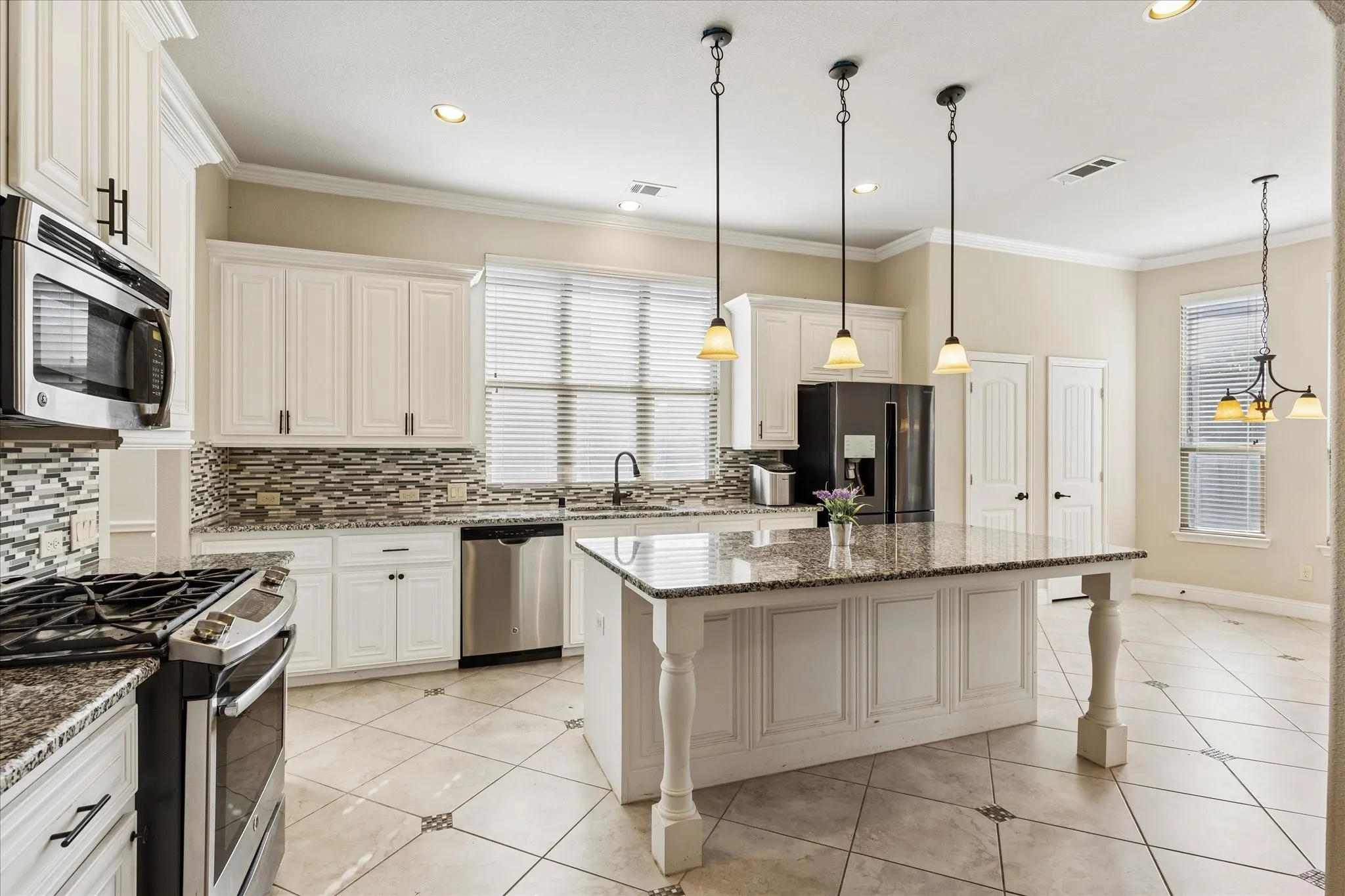 Single Family Residence For Sale in Tarrant County , 3020 Waterfall Drive, Fort Worth, Texas 76177, 3 Bedroom, 2 Bathroom, 2 Garage spaces, 2,158 Sqft, built in 2015, mls#21405540, Real Estate Agent in Fort Worth, Homes For Sale in Tarrant county, Homes For Sale in Fort Worth, Realtor in Fort Worth Texas, Real Estate Brokerage Independent Realty Texas, Luminita Cordes Realtor