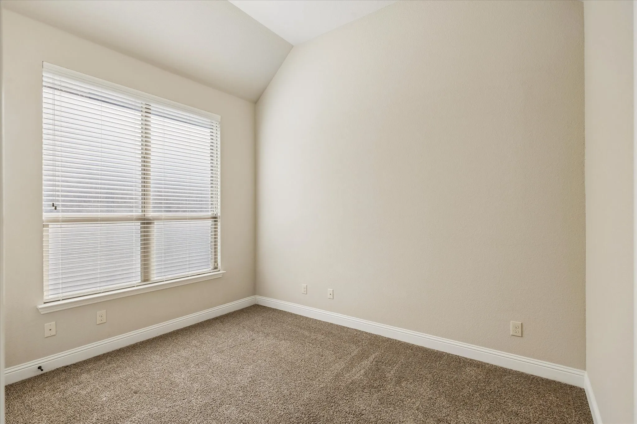 Single Family Residence For Sale in Tarrant County , 3020 Waterfall Drive, Fort Worth, Texas 76177, 3 Bedroom, 2 Bathroom, 2 Garage spaces, 2,158 Sqft, built in 2015, mls#21405540, Real Estate Agent in Fort Worth, Homes For Sale in Tarrant county, Homes For Sale in Fort Worth, Realtor in Fort Worth Texas, Real Estate Brokerage Independent Realty Texas, Luminita Cordes Realtor