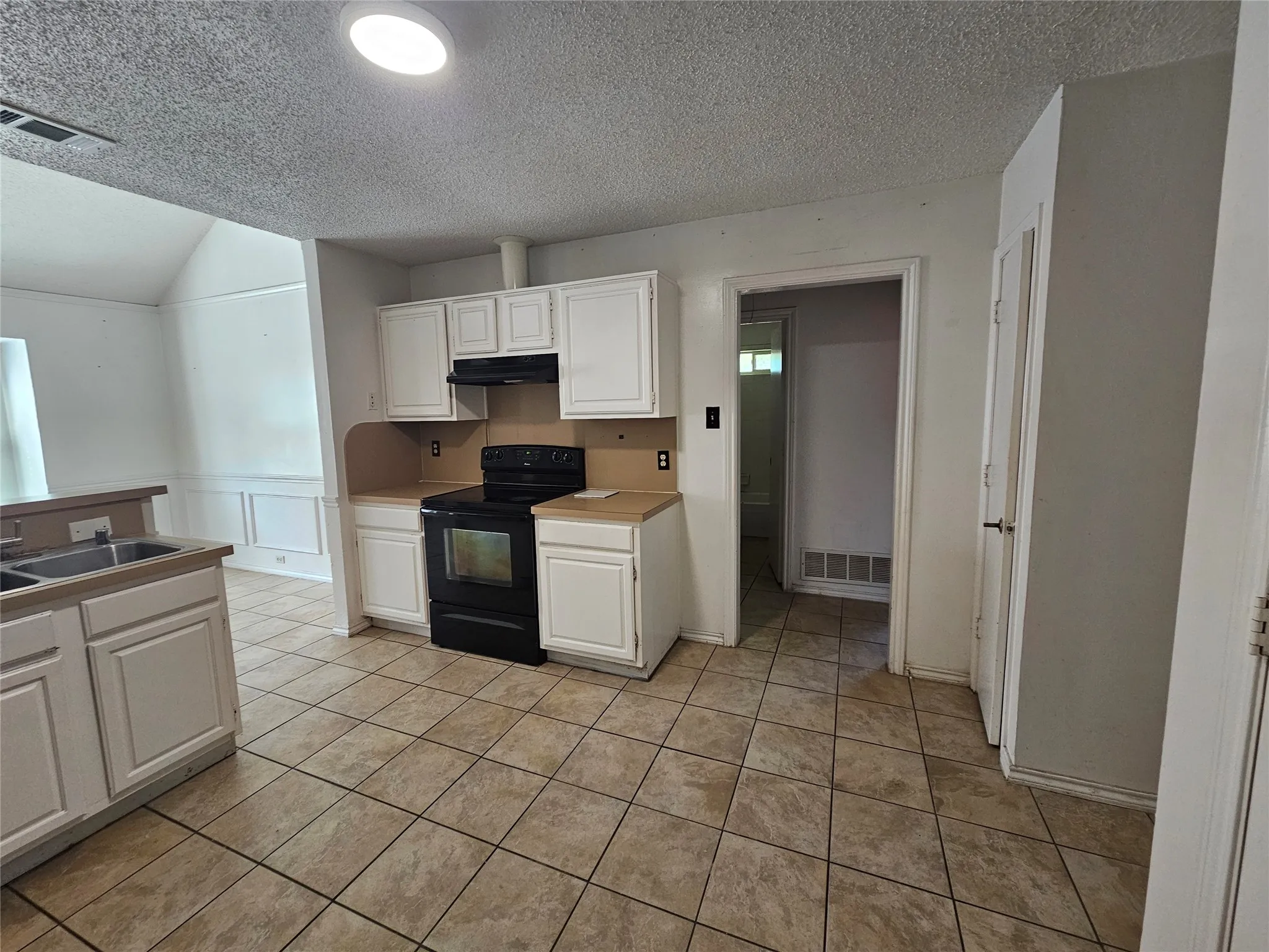 Single Family Residence For Sale in Dallas County , 2329 Shalimar Drive, Garland, Texas 75040, 3 Bedroom, 2 Bathroom, 2 Garage spaces, 1,372 Sqft, built in 1986, mls#21405778, Real Estate Agent in Garland, Homes For Sale in Dallas county, Homes For Sale in Garland, Realtor in Garland Texas, Real Estate Brokerage Independent Realty Texas, Luminita Cordes Realtor