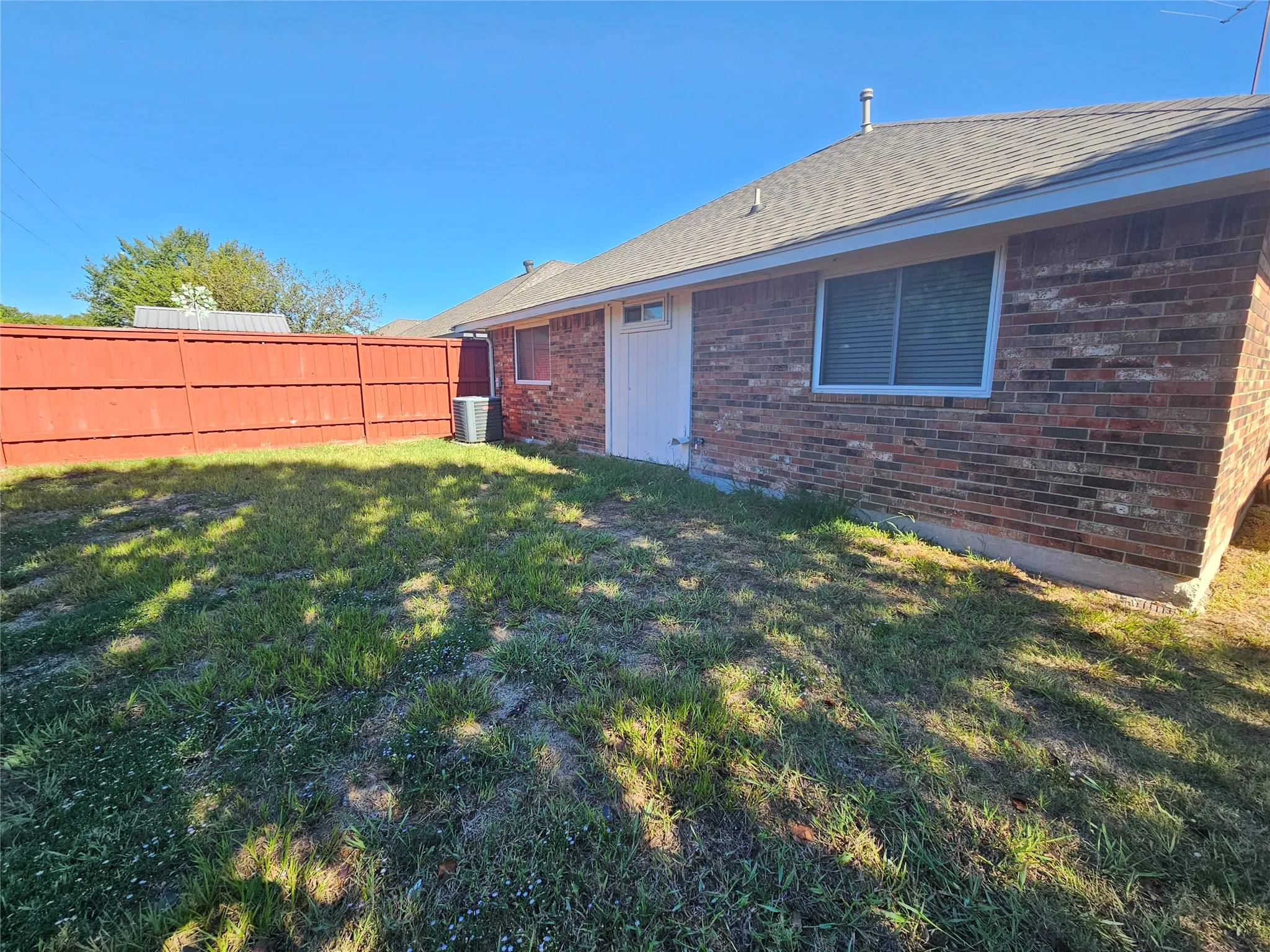 Single Family Residence For Sale in Dallas County , 2329 Shalimar Drive, Garland, Texas 75040, 3 Bedroom, 2 Bathroom, 2 Garage spaces, 1,372 Sqft, built in 1986, mls#21405778, Real Estate Agent in Garland, Homes For Sale in Dallas county, Homes For Sale in Garland, Realtor in Garland Texas, Real Estate Brokerage Independent Realty Texas, Luminita Cordes Realtor