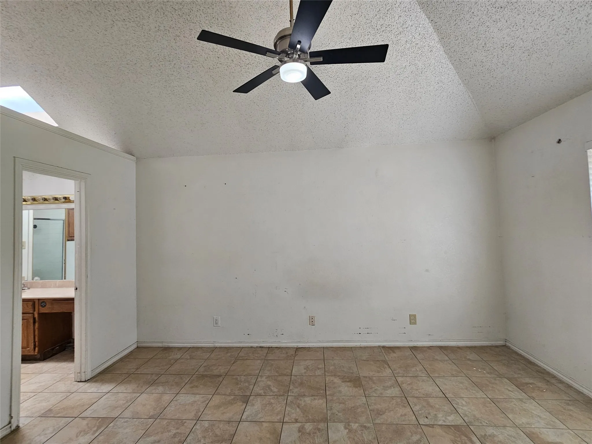 Single Family Residence For Sale in Dallas County , 2329 Shalimar Drive, Garland, Texas 75040, 3 Bedroom, 2 Bathroom, 2 Garage spaces, 1,372 Sqft, built in 1986, mls#21405778, Real Estate Agent in Garland, Homes For Sale in Dallas county, Homes For Sale in Garland, Realtor in Garland Texas, Real Estate Brokerage Independent Realty Texas, Luminita Cordes Realtor