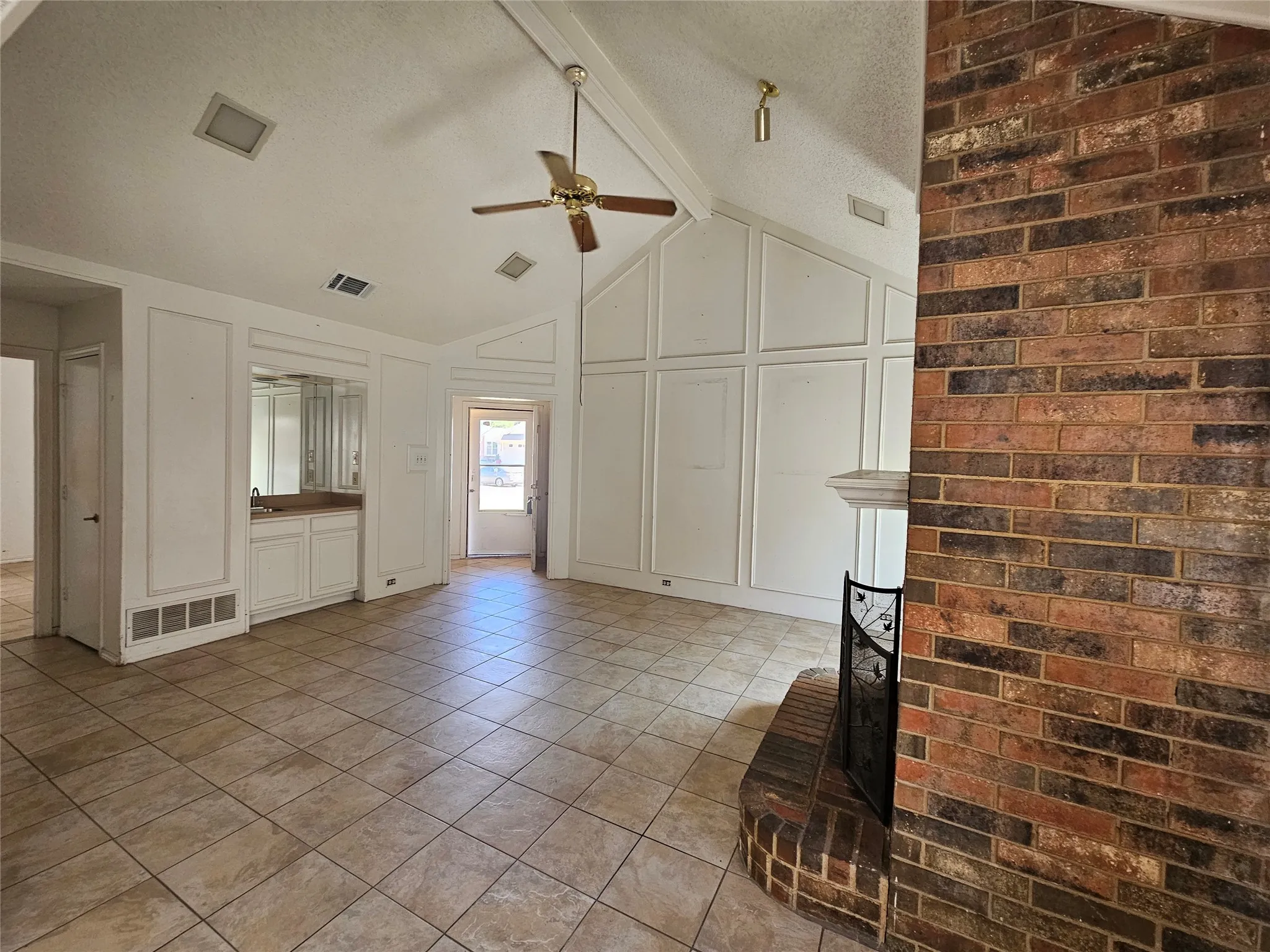 Single Family Residence For Sale in Dallas County , 2329 Shalimar Drive, Garland, Texas 75040, 3 Bedroom, 2 Bathroom, 2 Garage spaces, 1,372 Sqft, built in 1986, mls#21405778, Real Estate Agent in Garland, Homes For Sale in Dallas county, Homes For Sale in Garland, Realtor in Garland Texas, Real Estate Brokerage Independent Realty Texas, Luminita Cordes Realtor