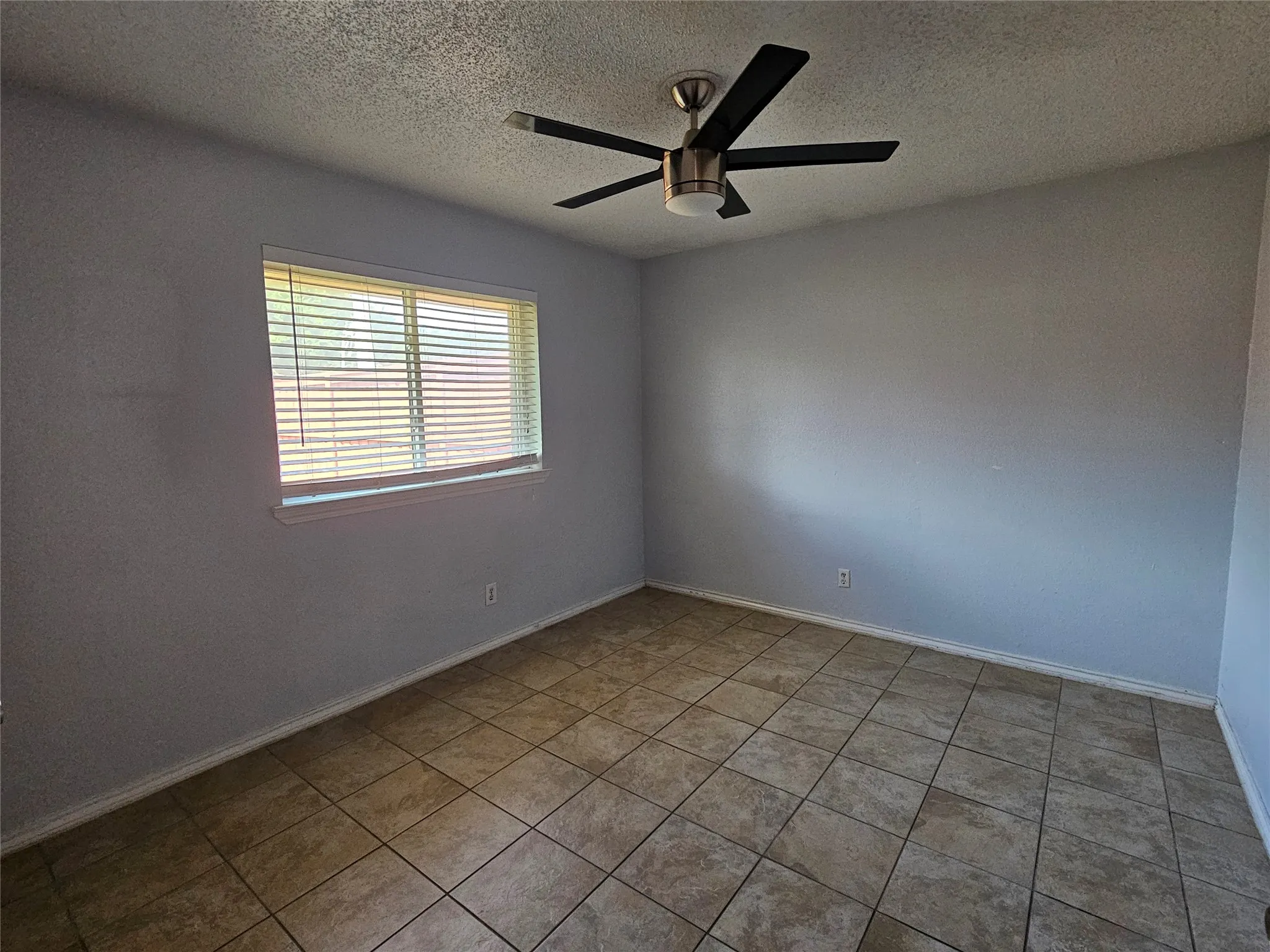 Single Family Residence For Sale in Dallas County , 2329 Shalimar Drive, Garland, Texas 75040, 3 Bedroom, 2 Bathroom, 2 Garage spaces, 1,372 Sqft, built in 1986, mls#21405778, Real Estate Agent in Garland, Homes For Sale in Dallas county, Homes For Sale in Garland, Realtor in Garland Texas, Real Estate Brokerage Independent Realty Texas, Luminita Cordes Realtor
