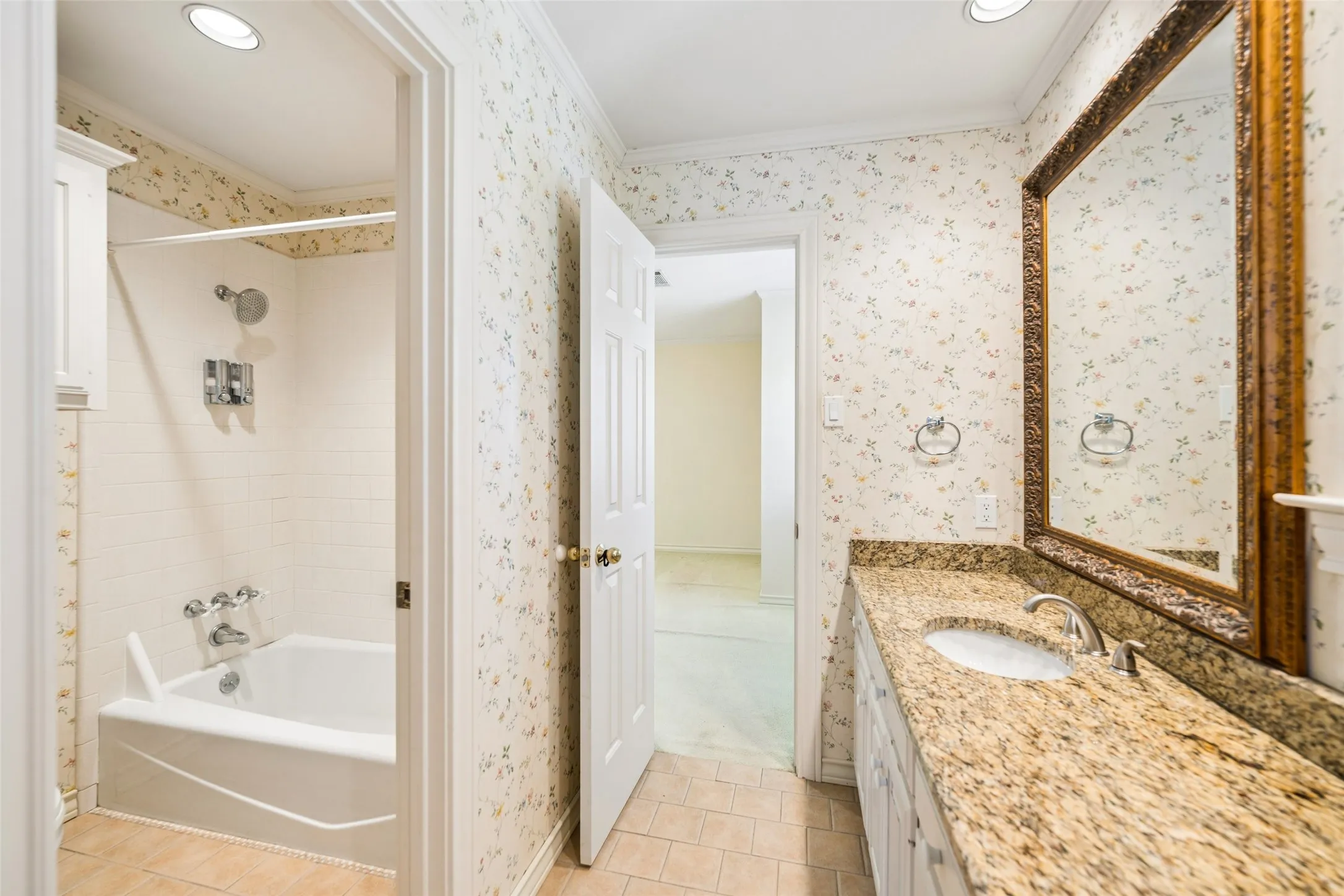 Single Family Residence For Sale in Collin County , 5806 London Lane, Dallas, Texas 75252, 4 Bedroom, 4 Bathroom, 3 Garage spaces, 4,209 Sqft, built in 1984, mls#21405047, Real Estate Agent in Dallas, Homes For Sale in Collin county, Homes For Sale in Dallas, Realtor in Dallas Texas, Real Estate Brokerage Independent Realty Texas, Luminita Cordes Realtor