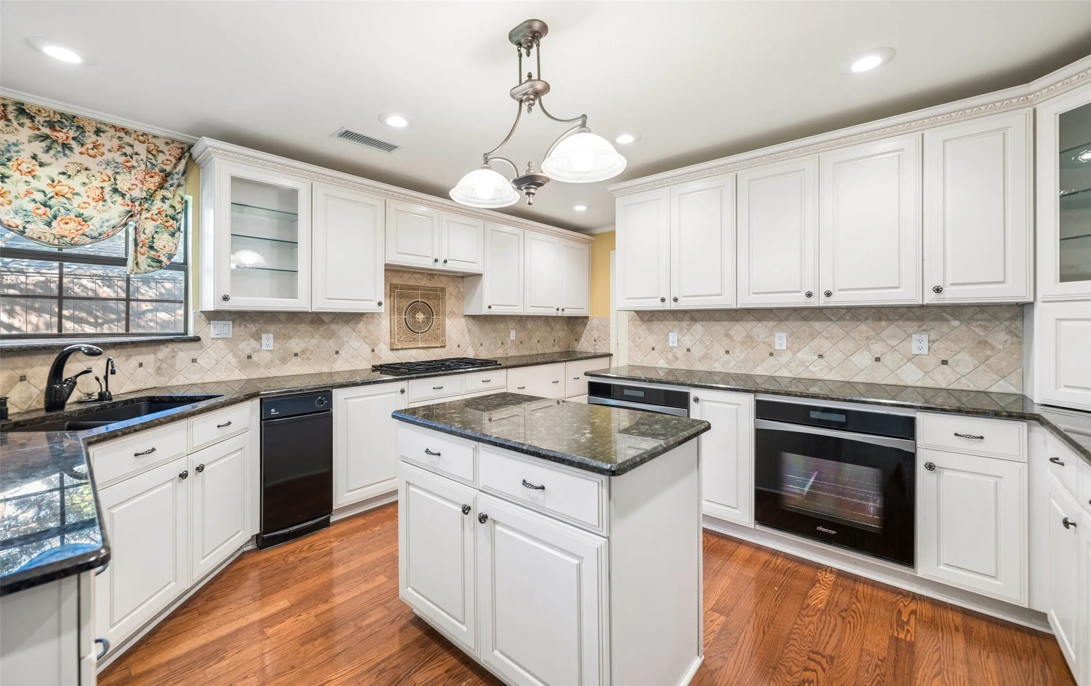 Single Family Residence For Sale in Collin County , 5806 London Lane, Dallas, Texas 75252, 4 Bedroom, 4 Bathroom, 3 Garage spaces, 4,209 Sqft, built in 1984, mls#21405047, Real Estate Agent in Dallas, Homes For Sale in Collin county, Homes For Sale in Dallas, Realtor in Dallas Texas, Real Estate Brokerage Independent Realty Texas, Luminita Cordes Realtor