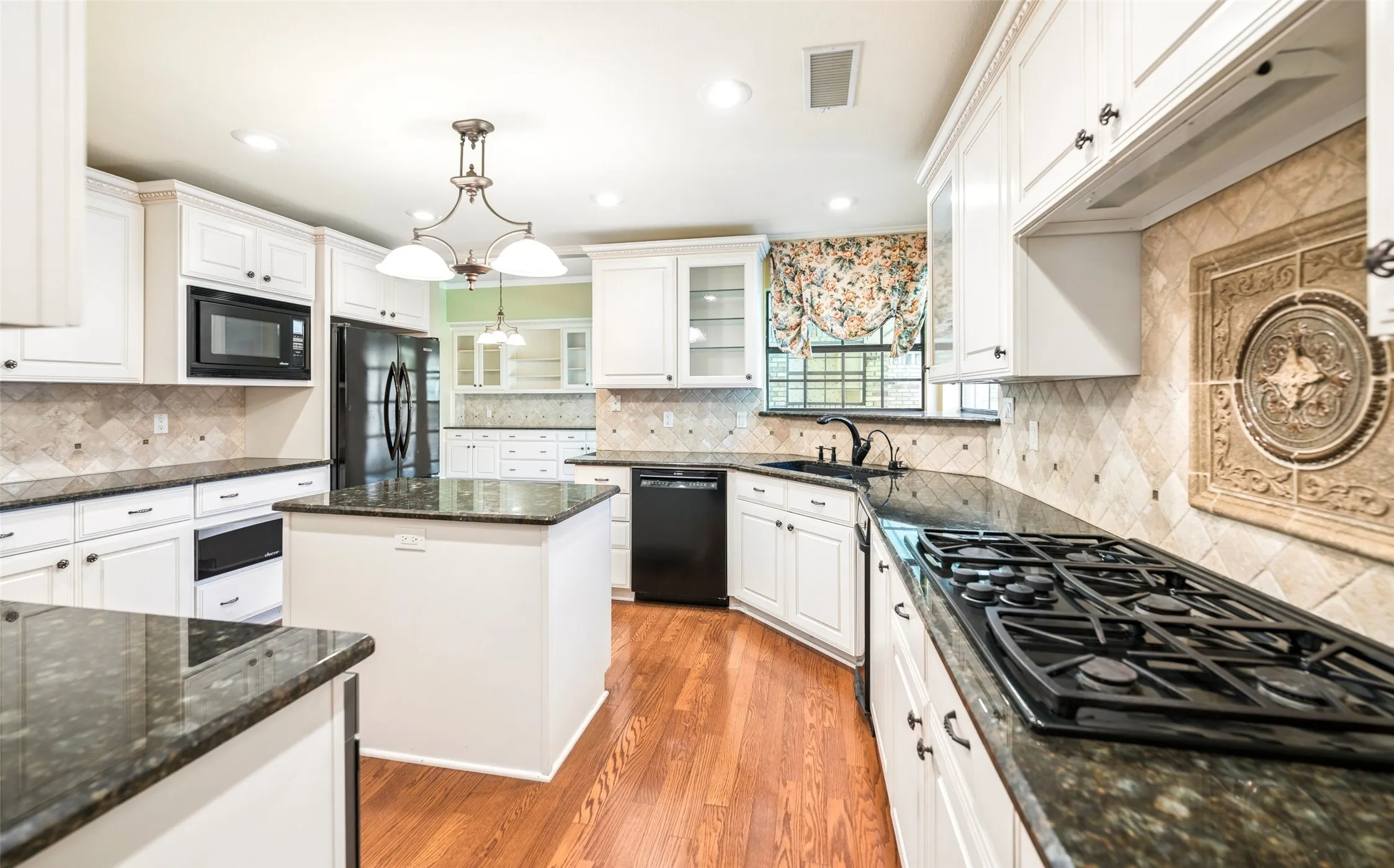 Single Family Residence For Sale in Collin County , 5806 London Lane, Dallas, Texas 75252, 4 Bedroom, 4 Bathroom, 3 Garage spaces, 4,209 Sqft, built in 1984, mls#21405047, Real Estate Agent in Dallas, Homes For Sale in Collin county, Homes For Sale in Dallas, Realtor in Dallas Texas, Real Estate Brokerage Independent Realty Texas, Luminita Cordes Realtor