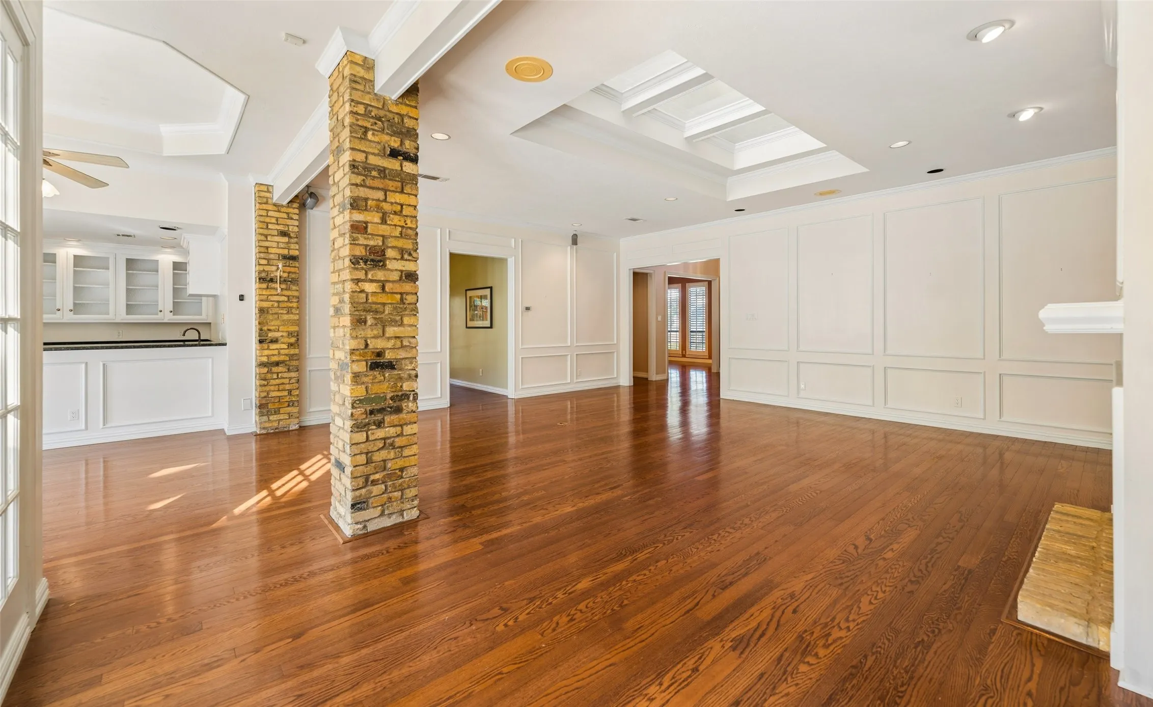 Single Family Residence For Sale in Collin County , 5806 London Lane, Dallas, Texas 75252, 4 Bedroom, 4 Bathroom, 3 Garage spaces, 4,209 Sqft, built in 1984, mls#21405047, Real Estate Agent in Dallas, Homes For Sale in Collin county, Homes For Sale in Dallas, Realtor in Dallas Texas, Real Estate Brokerage Independent Realty Texas, Luminita Cordes Realtor