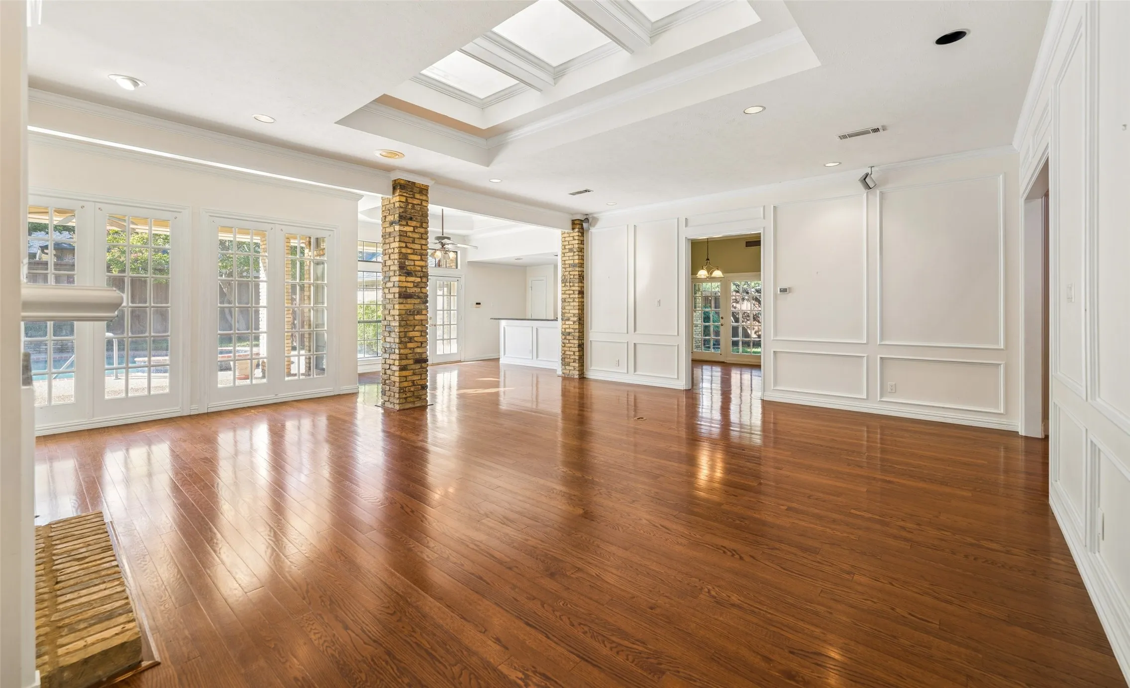 Single Family Residence For Sale in Collin County , 5806 London Lane, Dallas, Texas 75252, 4 Bedroom, 4 Bathroom, 3 Garage spaces, 4,209 Sqft, built in 1984, mls#21405047, Real Estate Agent in Dallas, Homes For Sale in Collin county, Homes For Sale in Dallas, Realtor in Dallas Texas, Real Estate Brokerage Independent Realty Texas, Luminita Cordes Realtor