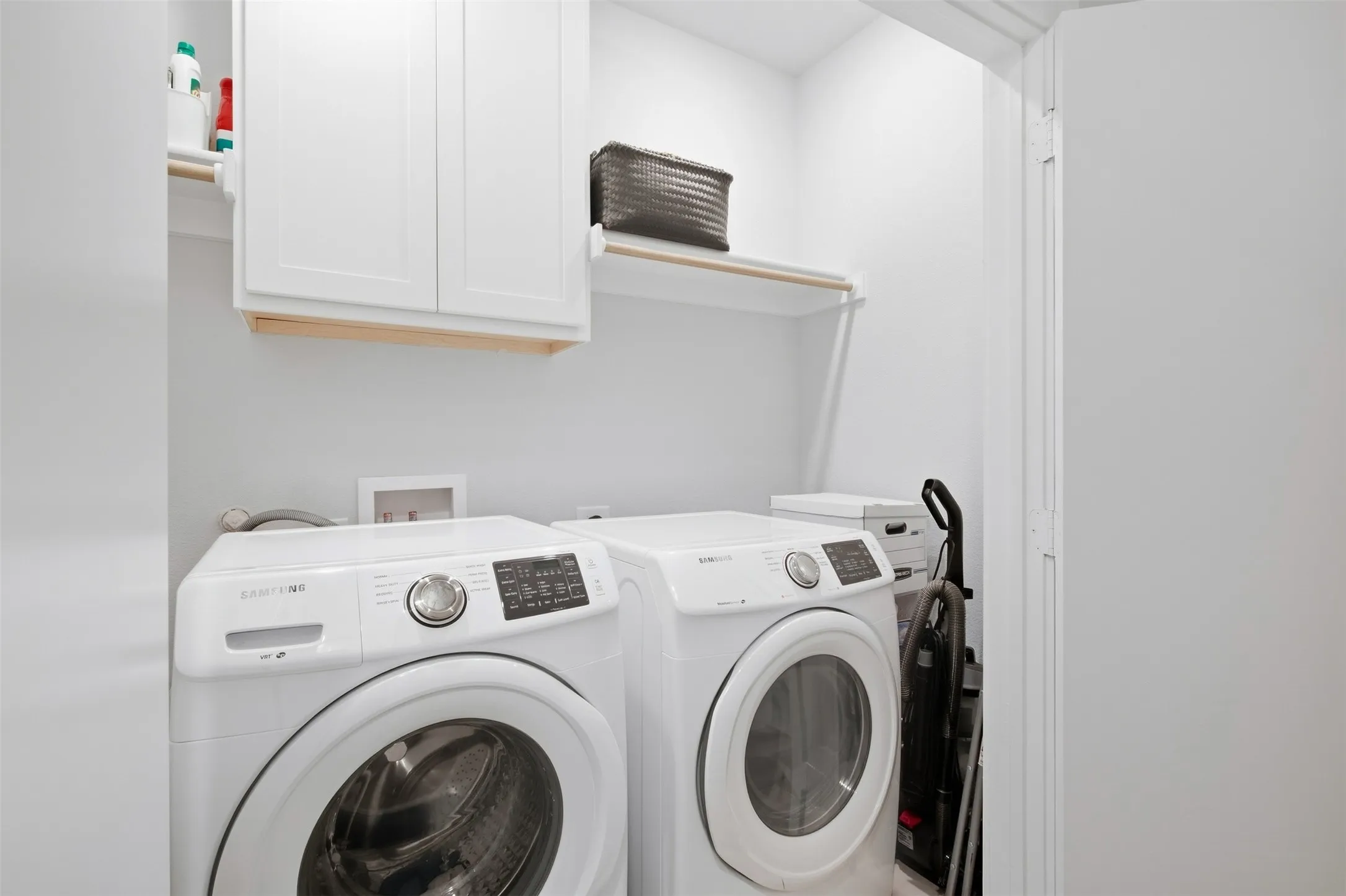 Townhouse For Sale in Dallas County , 2309 Rook Drive, Dallas, Texas 75211, 3 Bedroom, 3 Bathroom, 2 Garage spaces, 2,230 Sqft, built in 2021, mls#21405740, Real Estate Agent in Dallas, Homes For Sale in Dallas county, Homes For Sale in Dallas, Realtor in Dallas Texas, Real Estate Brokerage Independent Realty Texas, Luminita Cordes Realtor